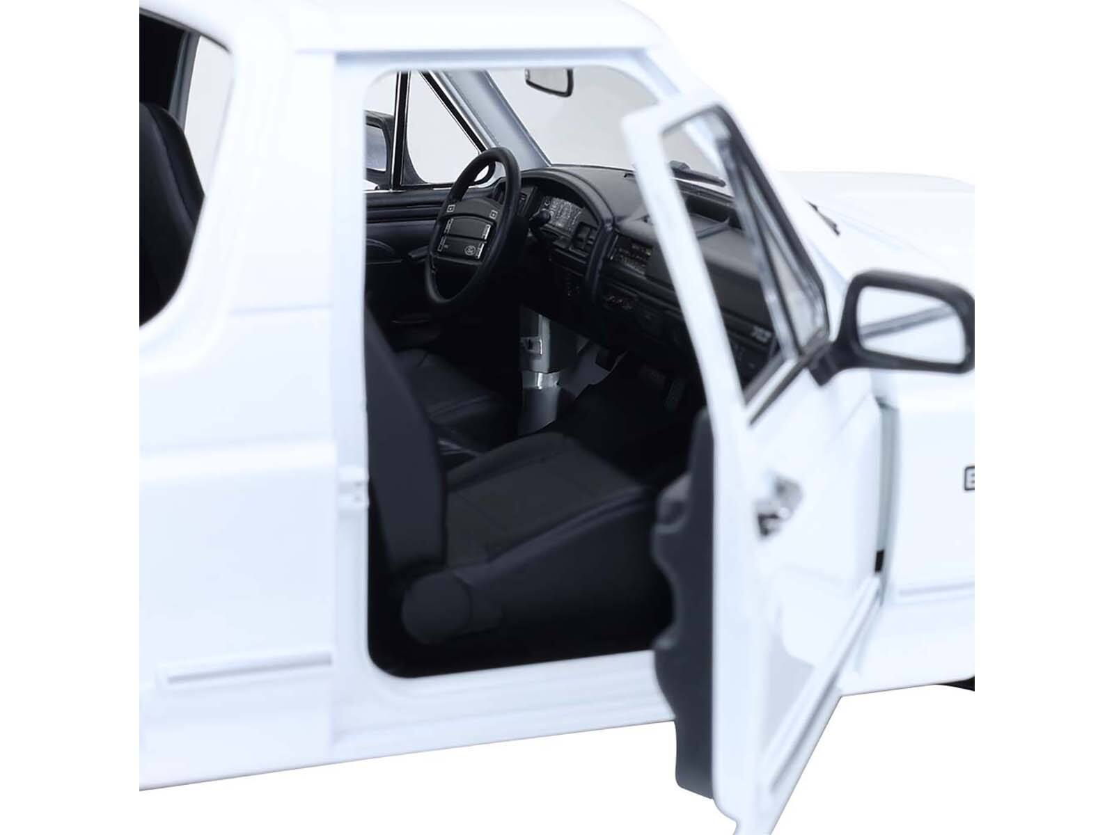 Alt View 2. Greenlight - 1993 Ford Bronco XLT Oxford White "Artisan Collection" 1/18 Diecast Model Car by Greenlight.