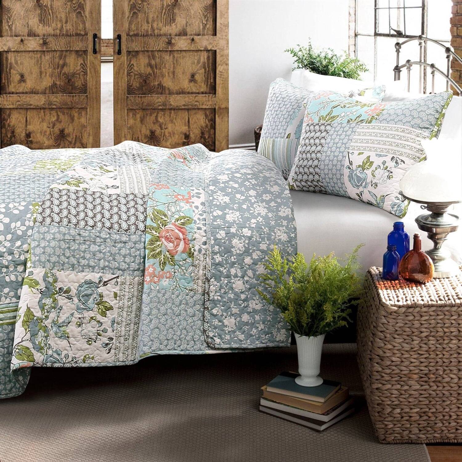 Angle. Hivvago - King Size Boho Floral Blue Cotton Lightweight Quilt Set - MultiColor.