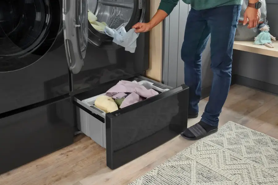 Alt View 36. LG - 7.4 Cu. Ft. Stackable Smart Gas Dryer with TurboSteam - Black Steel.