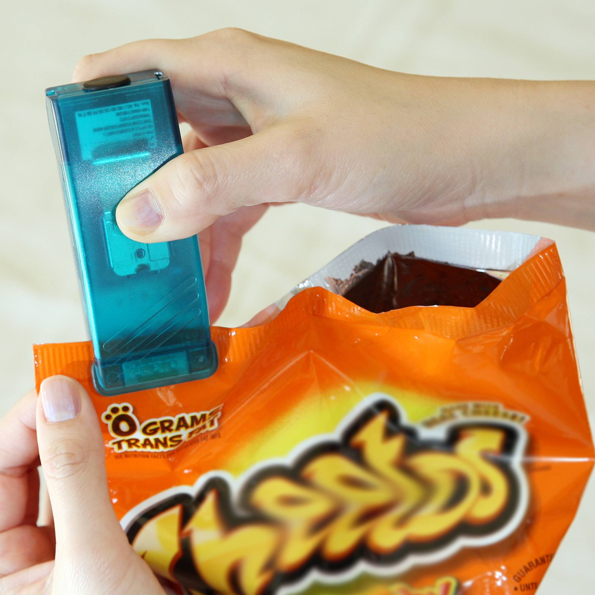 Angle. iTouchless - Handheld Heat Bag Sealer (2-Pack) - Red and Blue.