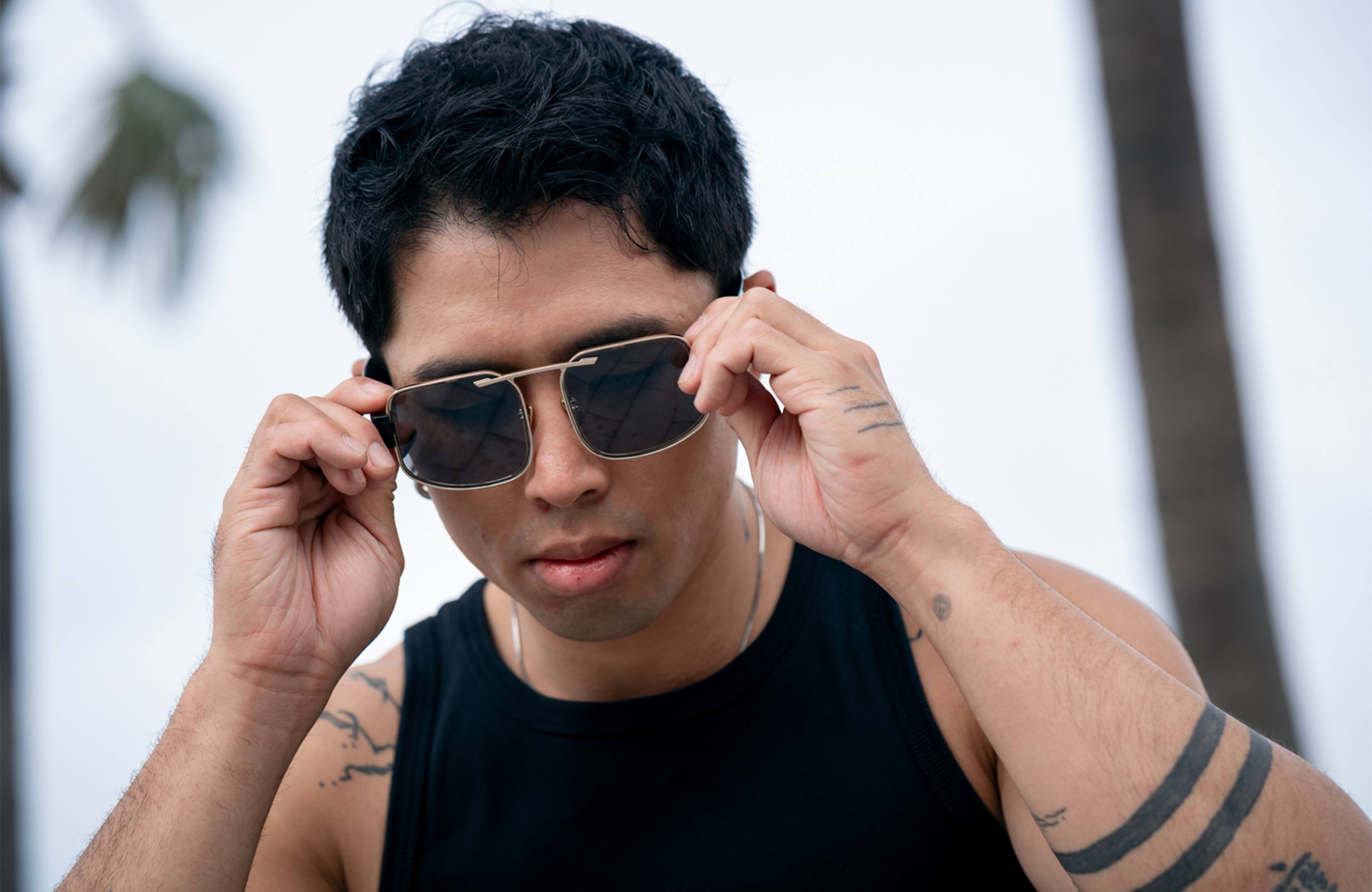 Alt View 4. Chamelo - Lifestyle Dragon Slider HVL - Glossy black gold frame | Smoke lenses.