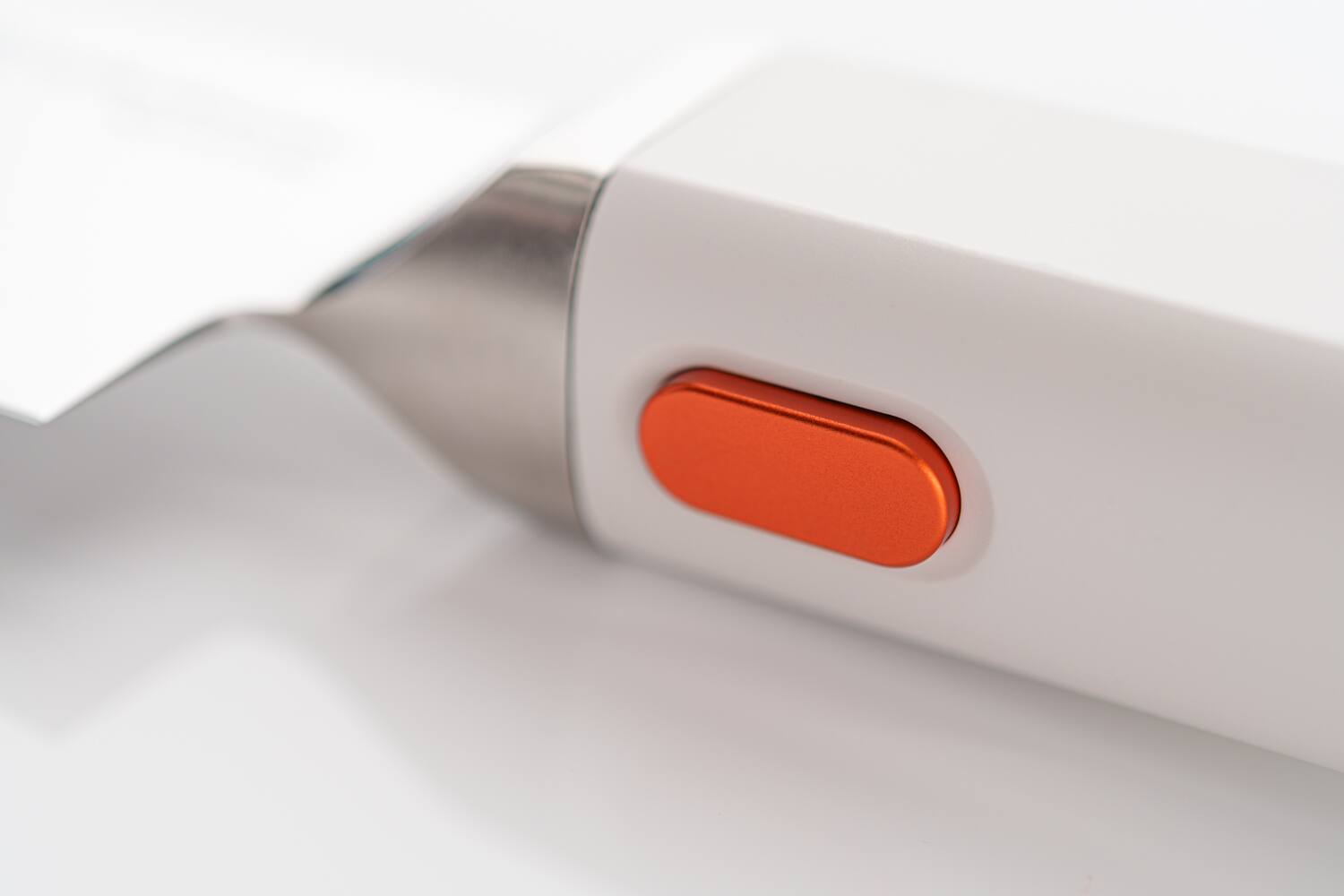 Back. Seattle Ultrasonics - C-200 Ultrasonic Chef's Knife - White.