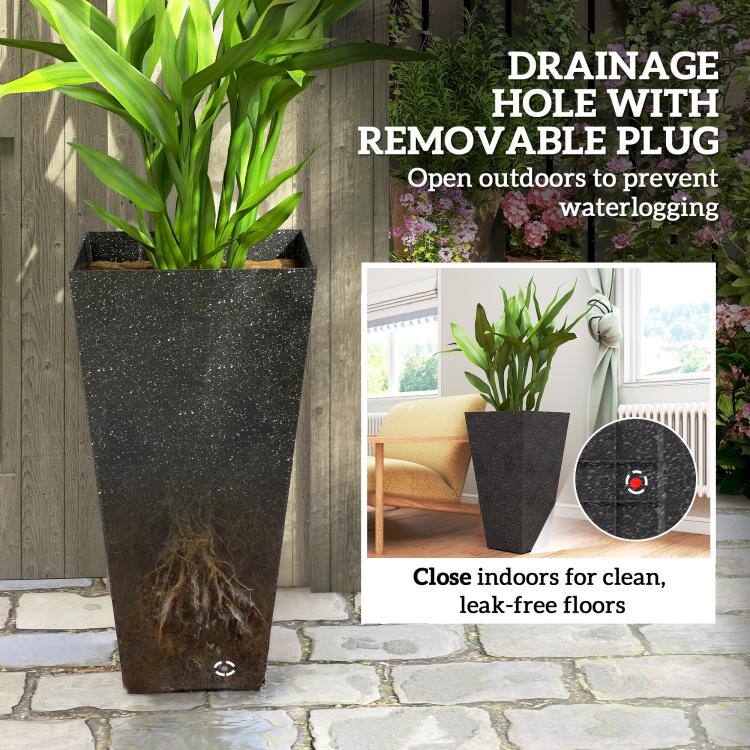 DRAINAGE HOLE WITH REMOVABLE PLUG  
Open outdoors to prevent waterlogging  
Close indoors for clean, leak-free floors