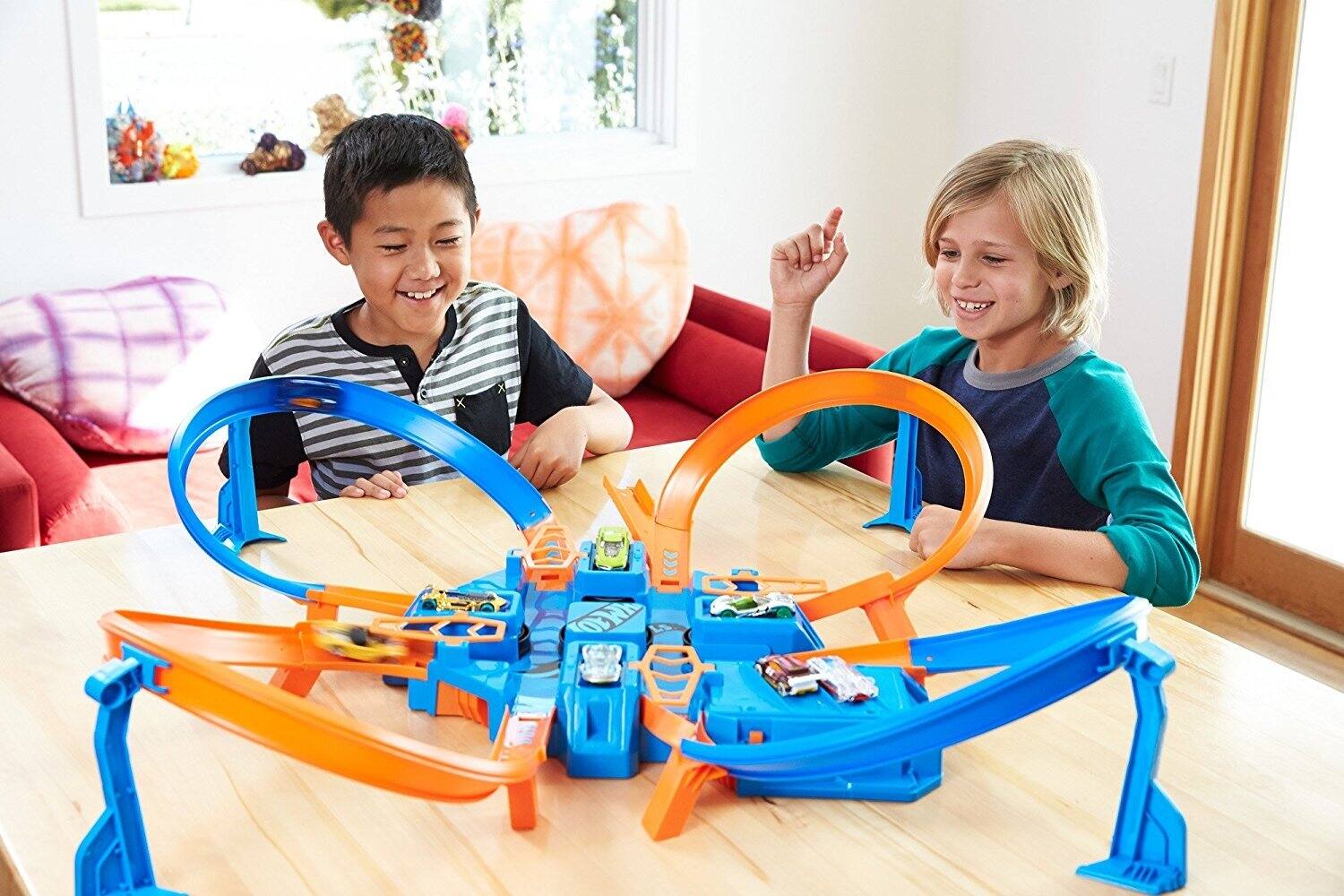 Alt View 1. Hot Wheels - Hot Wheels Criss Cross Crash Motorized Track Set, Figure-Eight Track, 4 Crash Zones, 16+ ft Track, 1 Vehicle - Multicolor.