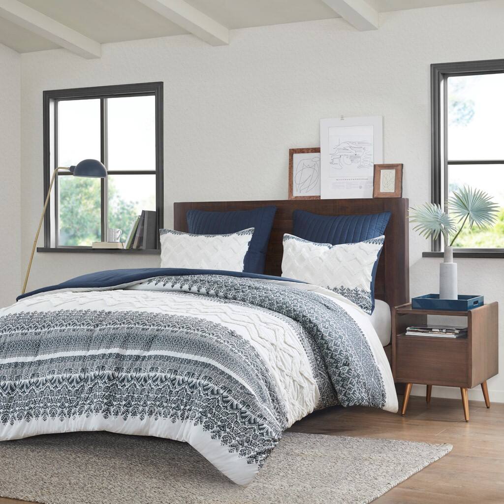Alt View 1. Gracie Mills - Gracie Mills Robbins 3-Piece Cotton Comforter Set with Chenille Tufting - Navy.
