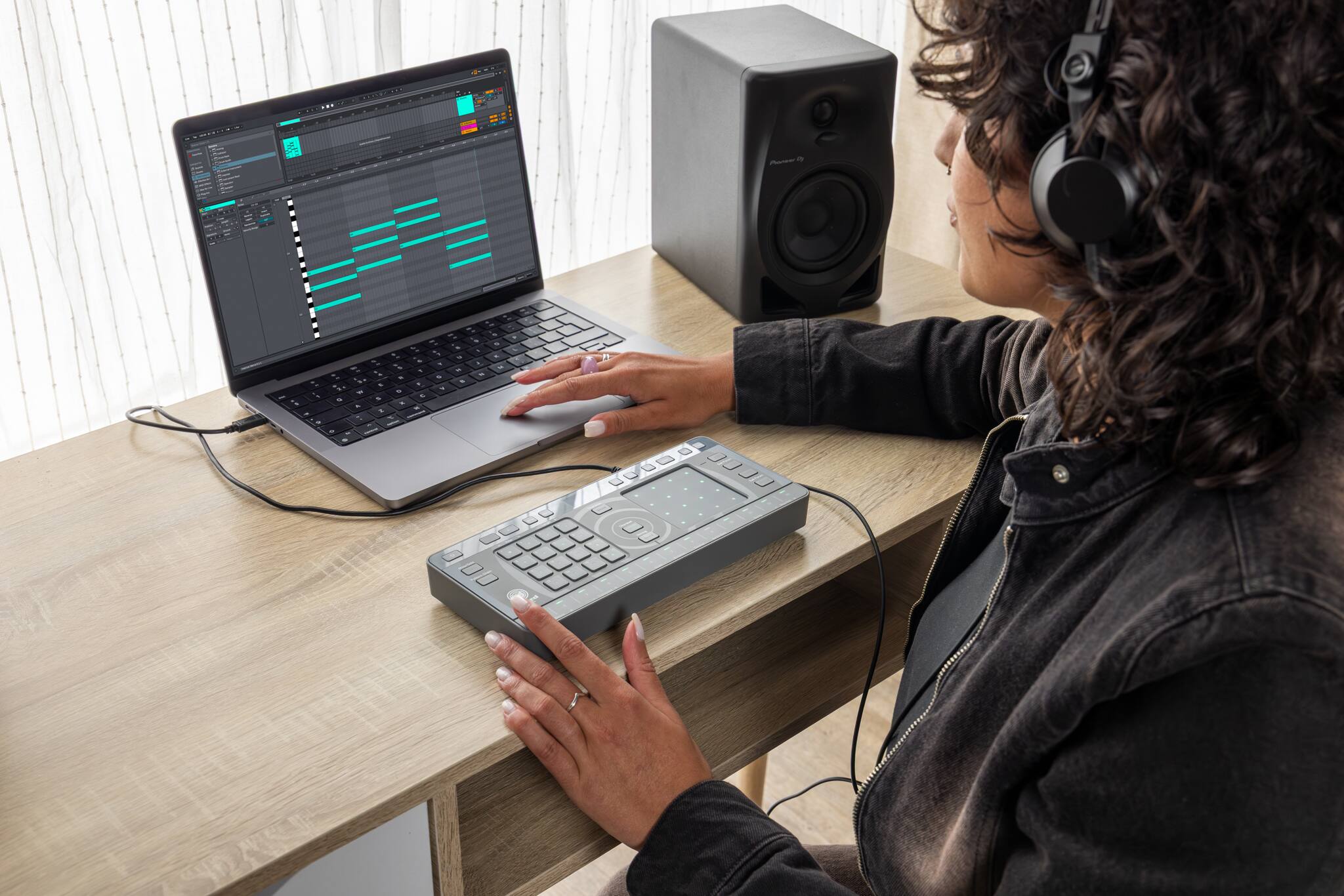 Alt View 3. Pioneer DJ - Chordcat 8-Track groovebox, Create Chord Combinations with Built-In Effects, Presets & Drum Kits, Portable Workstation - Gray.