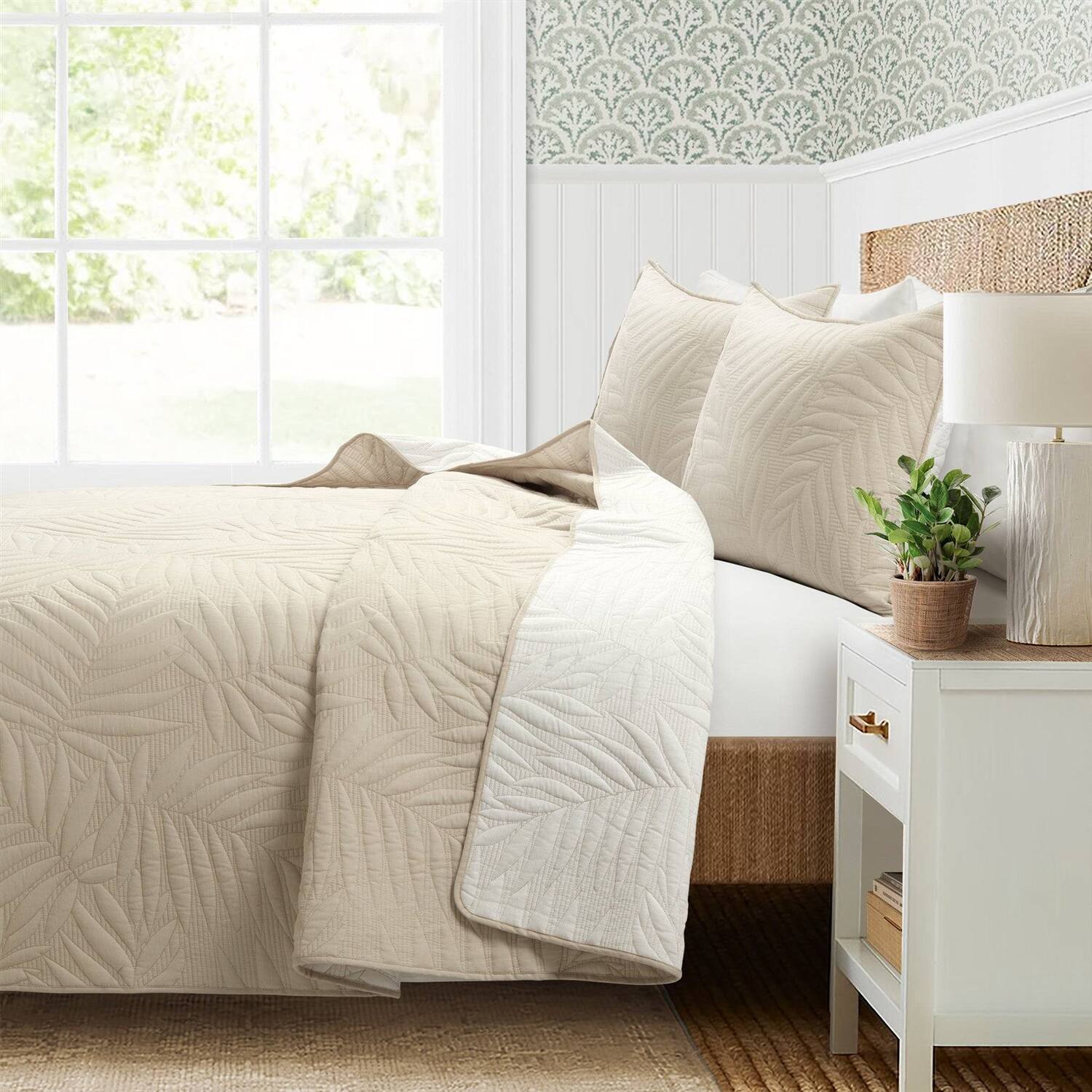 Left. Hivvago - Full/Queen Lightweight Fern Leaf Reversible 3-PC White Beige Cotton Quilt Set - White Beige.