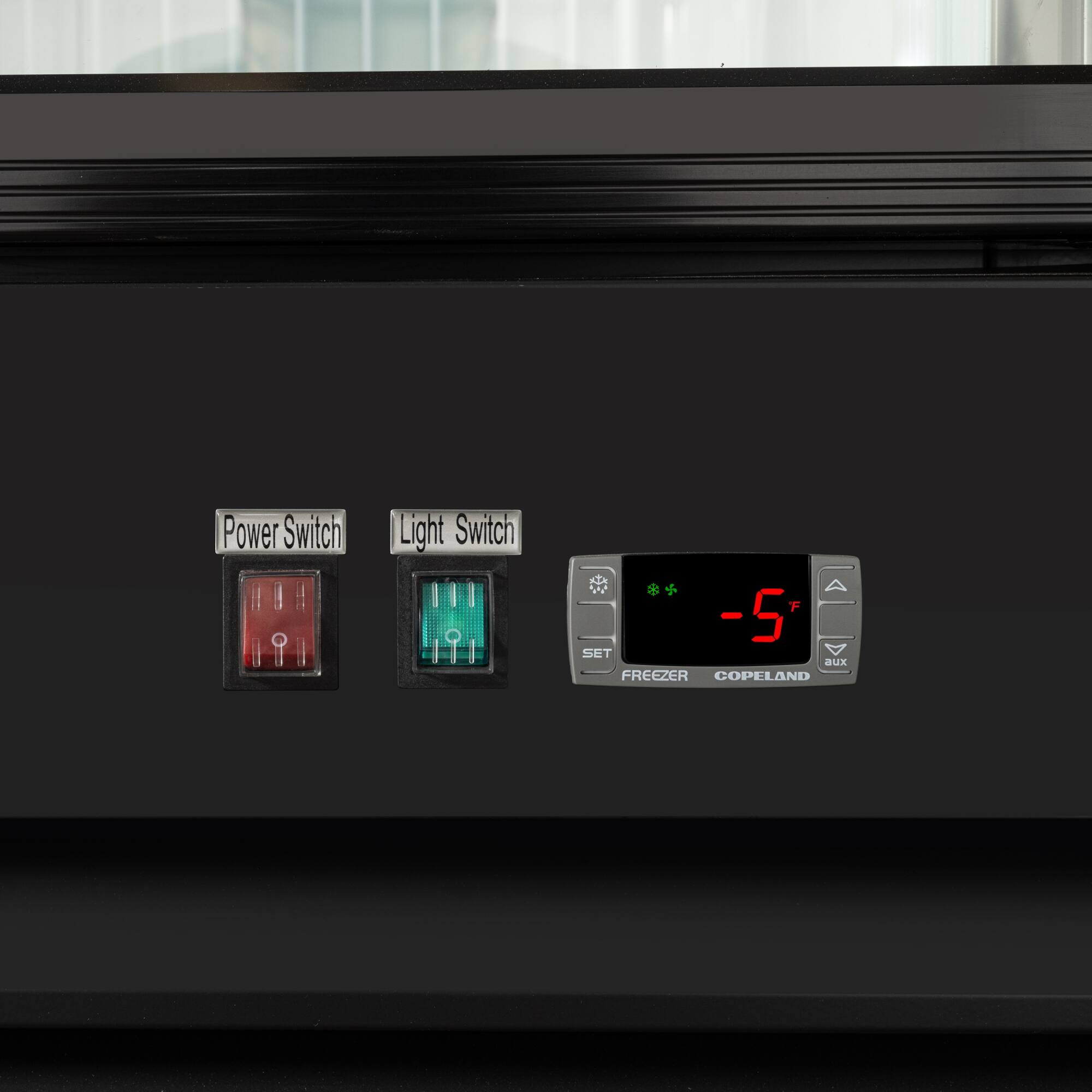 Power Switch  
Light Switch  

-5°F  

SET  
FREEZER  
COPELAND  
aux