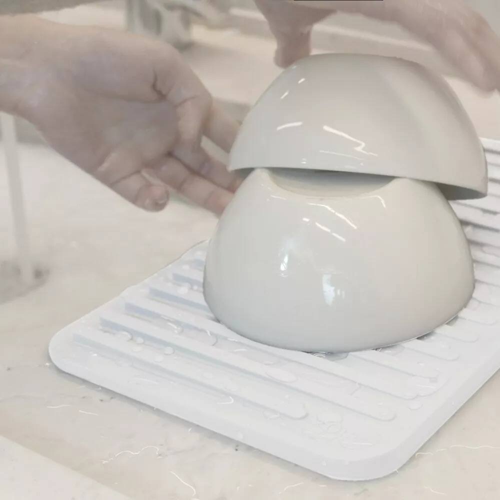 Left. OU - OU Glasses Drying Mat for Kitchen Sink, 13.78" x 8.27" Nonslip Plastic Pad with Grooves - White - White.