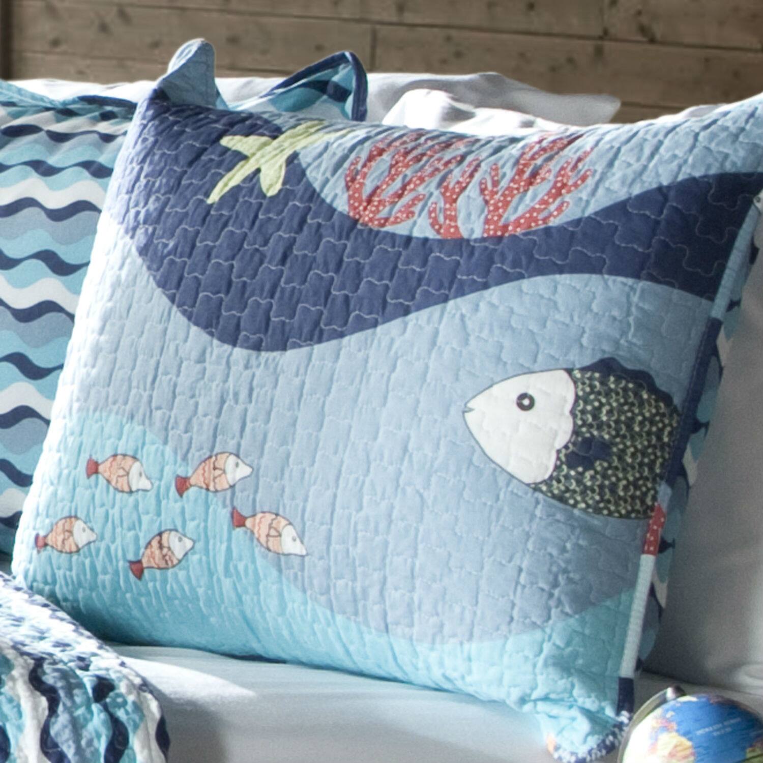 Angle. Hivvago - Full / Queen Blue Serenity Sea Fish Coral Coverlet Quilt Bedspread Set - Blue.