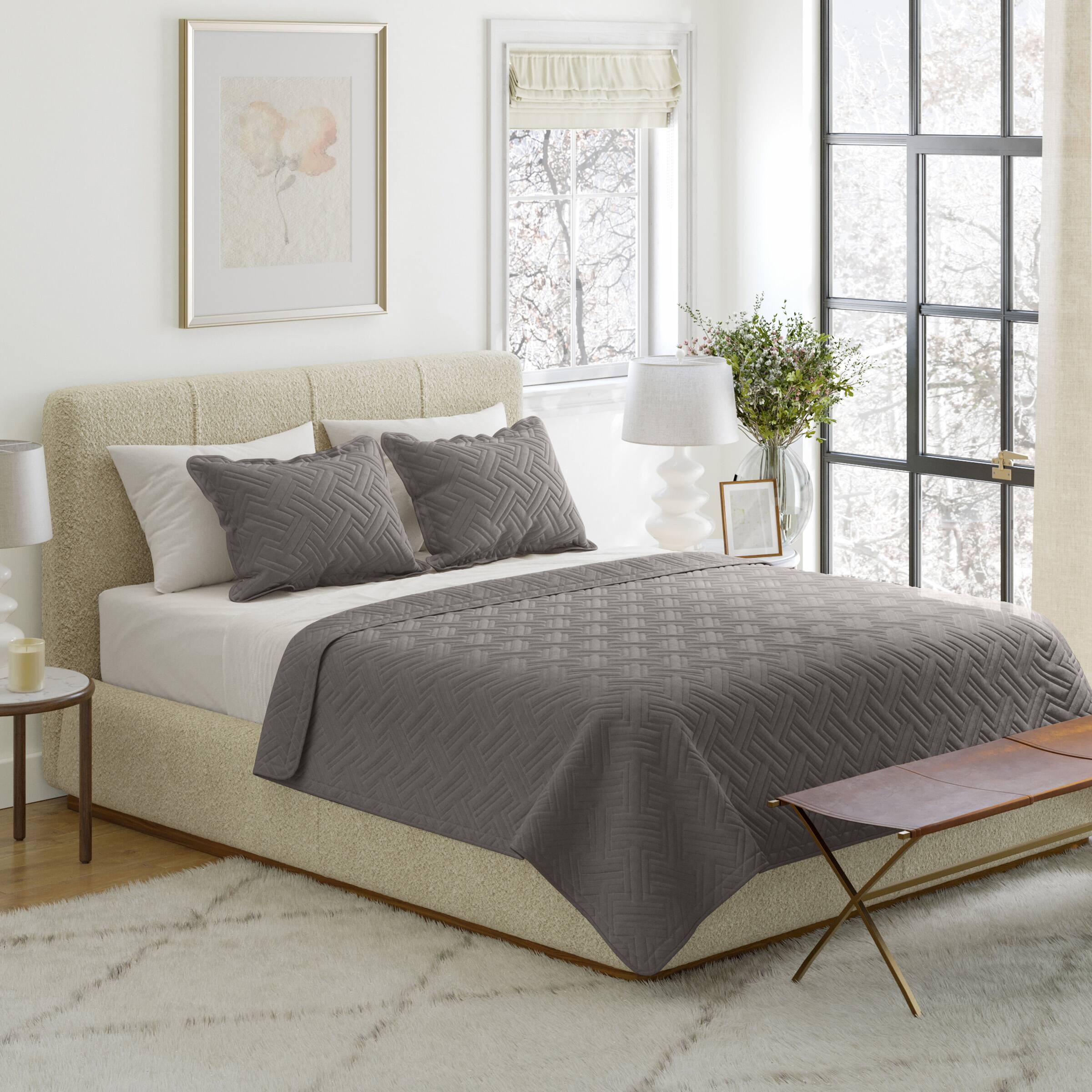 Angle. Lavish Home - 3PC King Quilt Set with Shams - Gray.