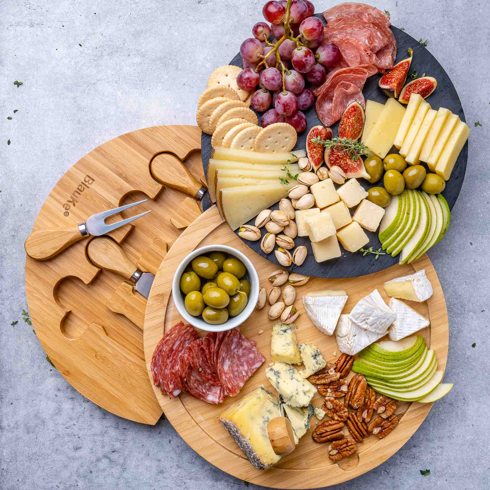 Back. BlauKe - Round Bamboo Cheese Board with Knife Set and Removable Slate - 12 inch Swiveling Charcuterie Board - Beige.