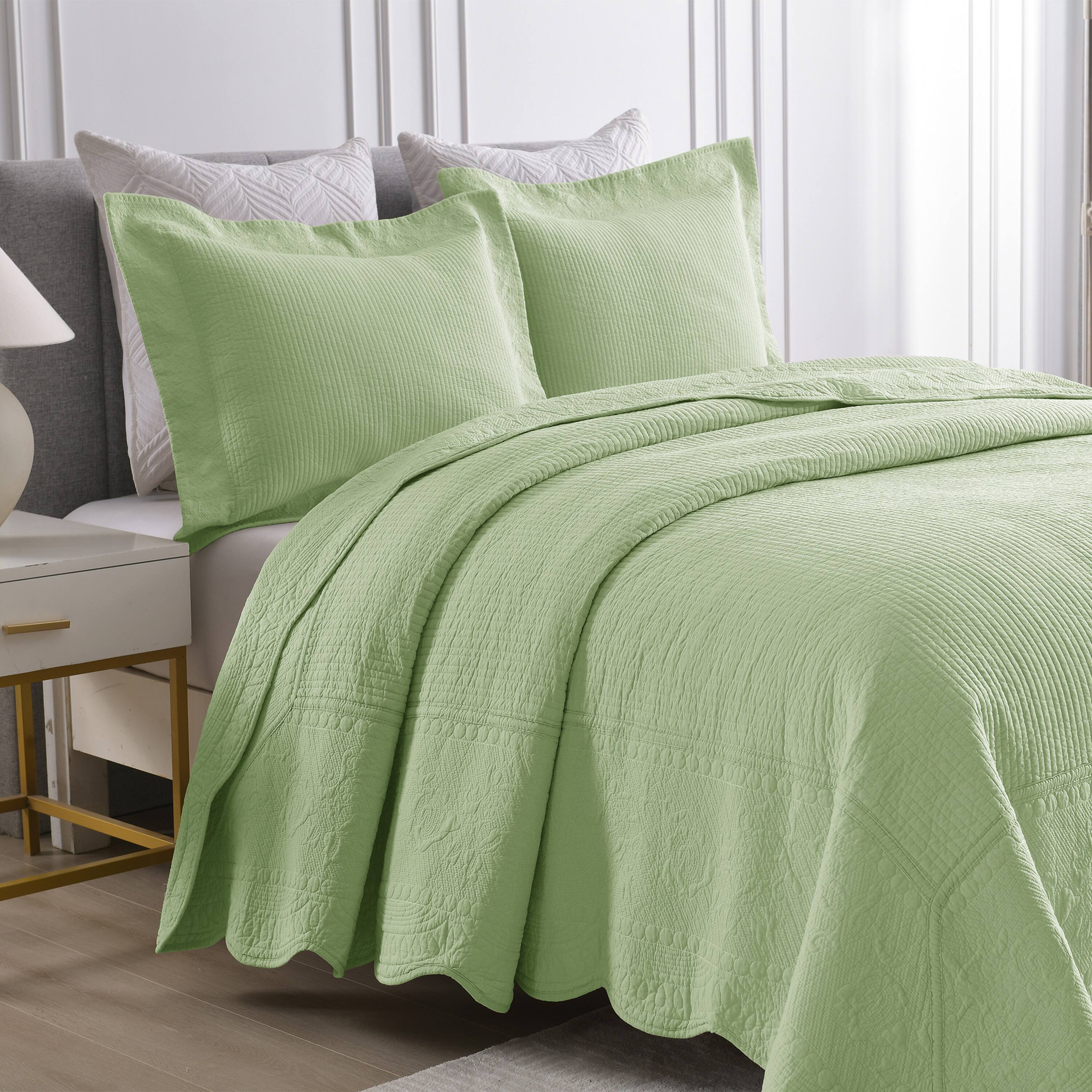 Left. MarCielo - Marcielo 3 Piece 100% Cotton Oversized Bedspread Lightweight Quilt Set - Green.