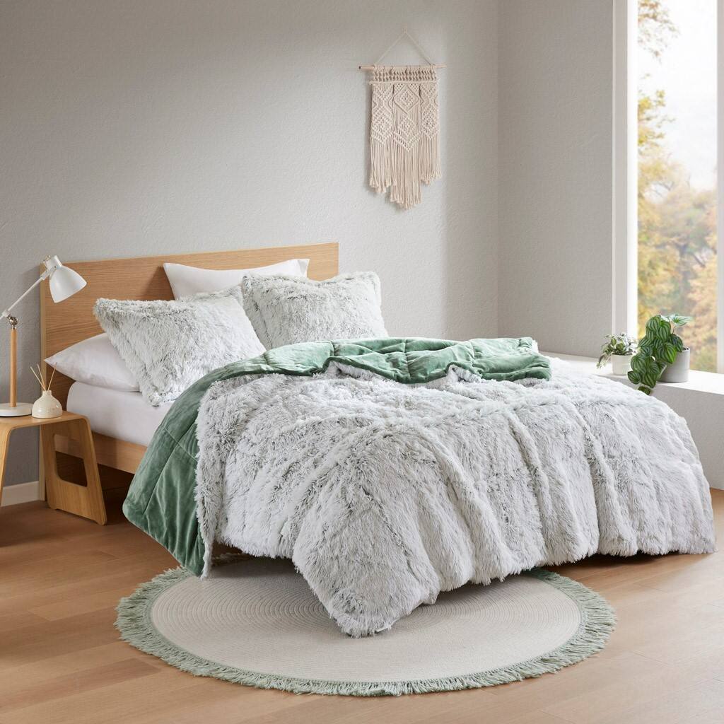 Alt View 1. Gracie Mills - Gracie Mills Susie Contemporary Shaggy Long Fur Comforter Set - Green/White.