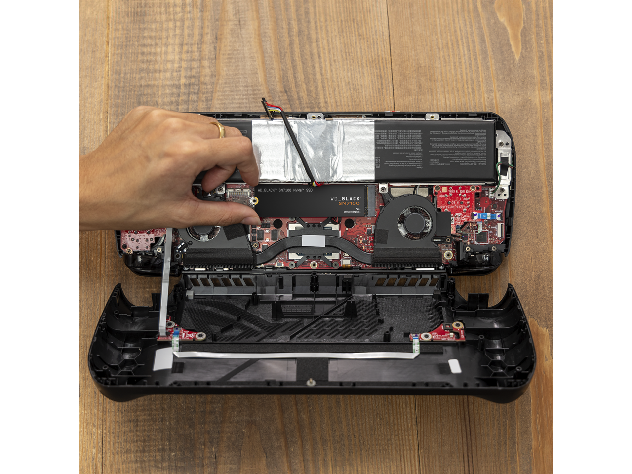 WD_BLACK SN7100 NVMe SSD  
WD_BLACK  
SN7100  
Western Digital