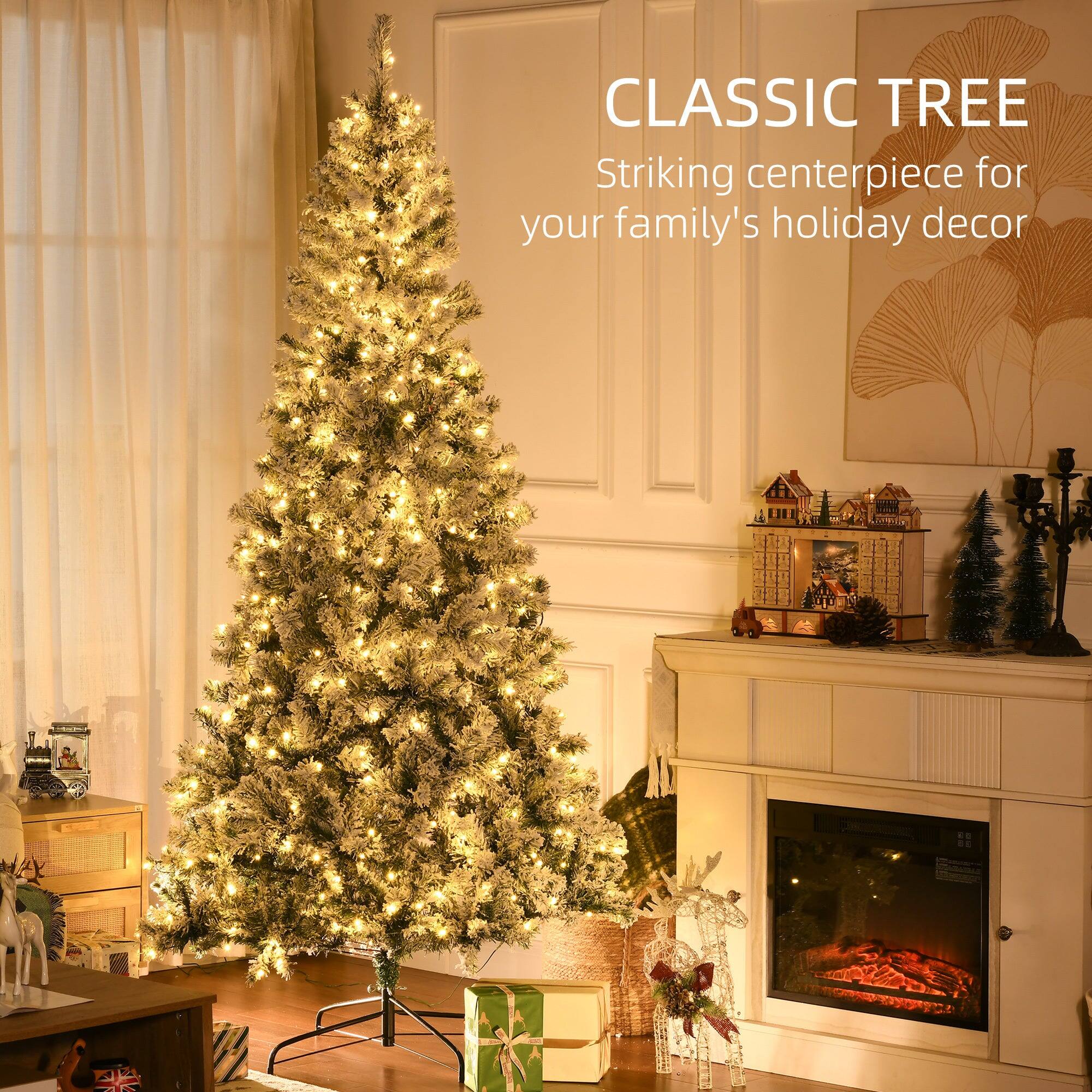 CLASSIC TREE  
Striking centerpiece for your family's holiday decor