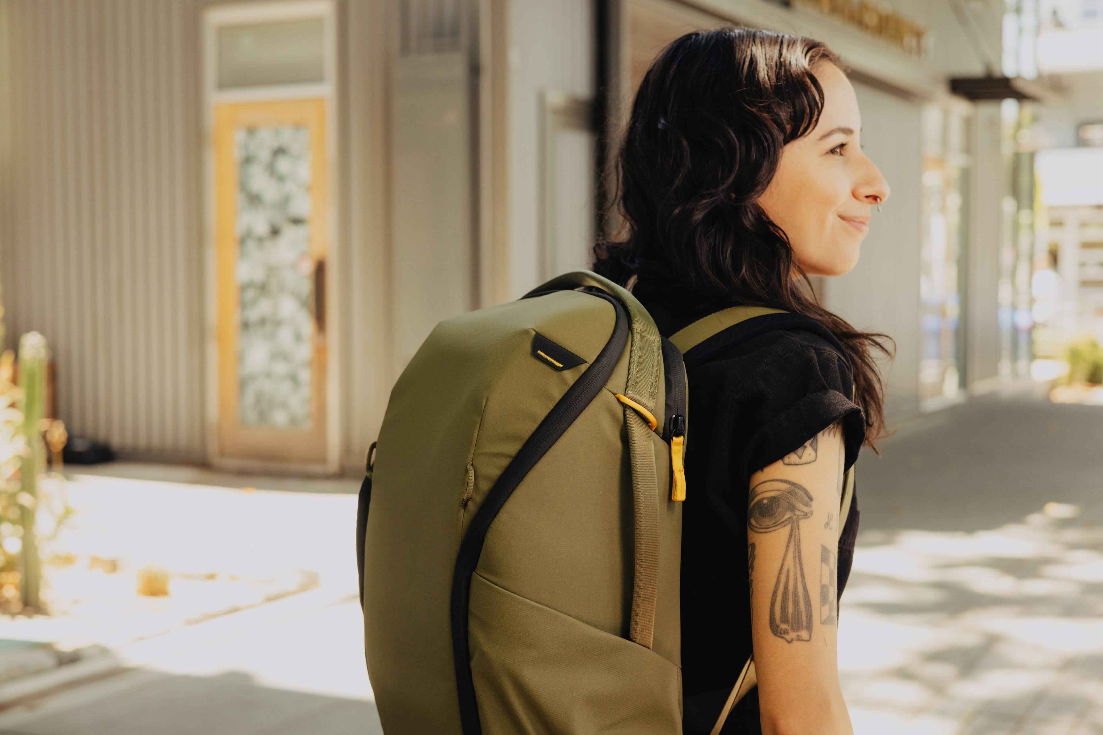 Left. Peak Design - Everyday Backpack 20L Zip - Kelp.