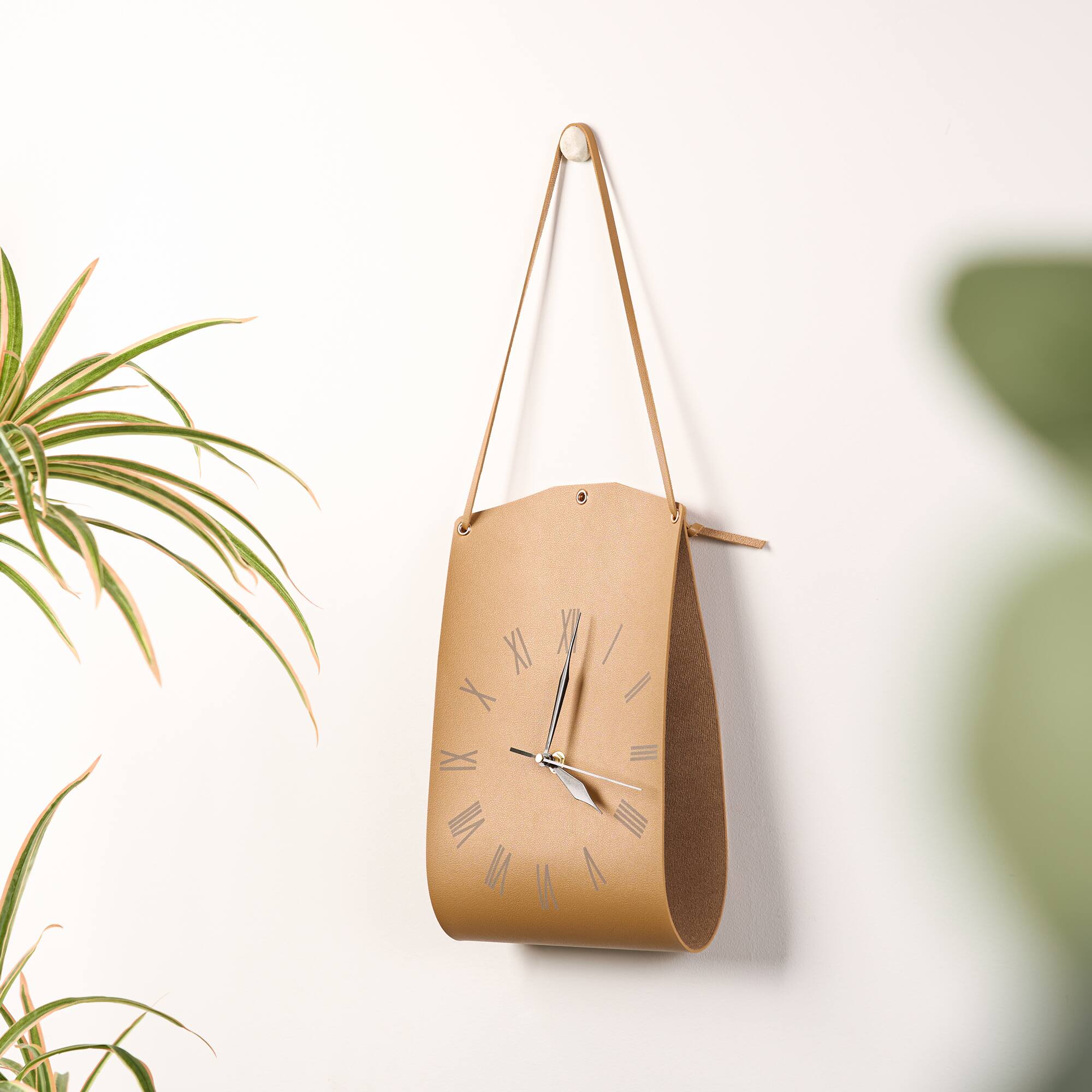 Angle. VIVZONE - Leather Single-sided Wall Clock - Brown.