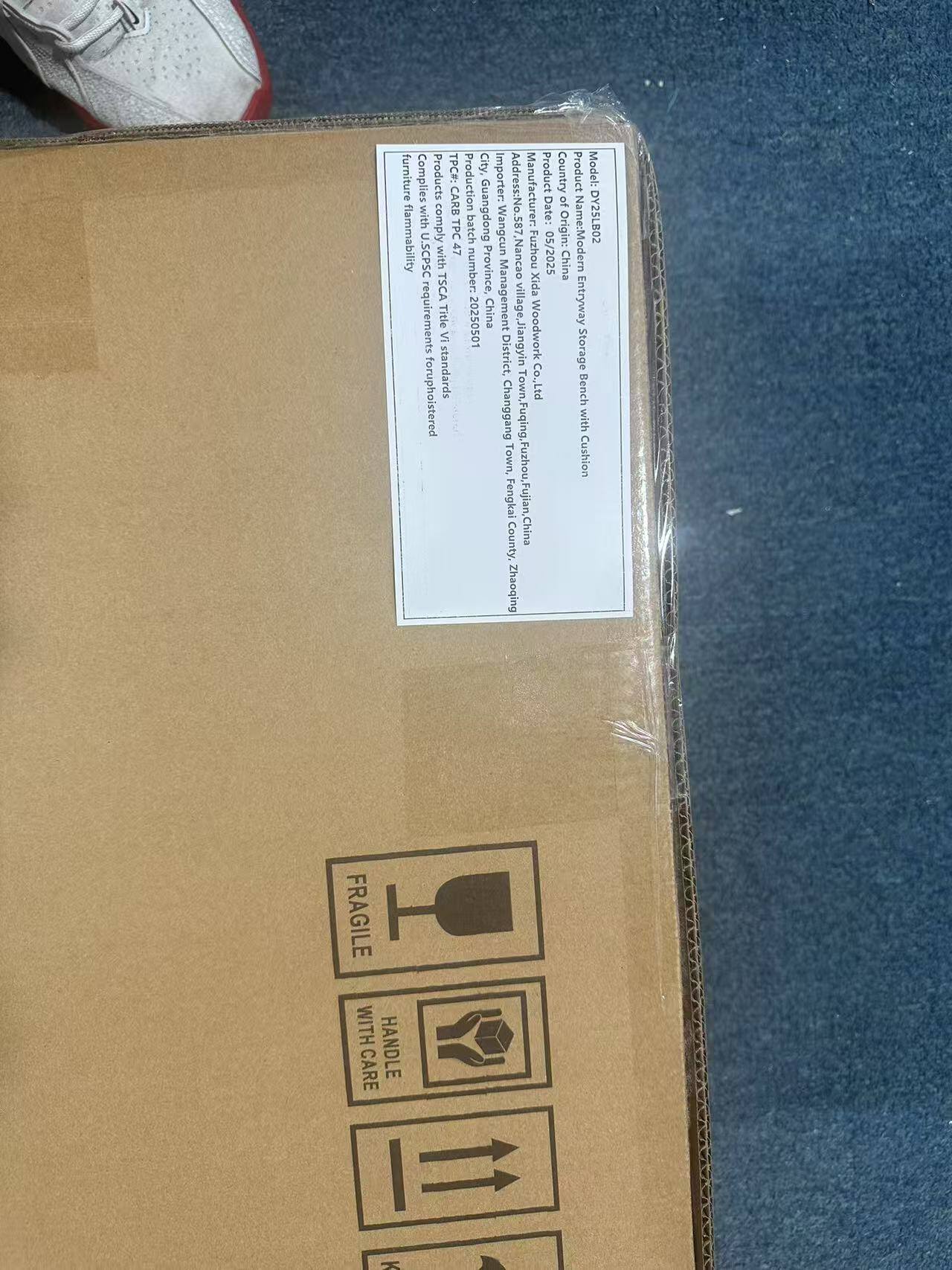 Furniture Products TPC#: DY25LB02  
Complies with U.S. CPSC flammability requirements  
TPC batch number: 47  
Product Country: China  
Product Model: Storage Bench with Upholstered Cushion  
Manufacturer: Guangdong Wangcun Village, Jian County, Zhaoqing  
Importer: Fuzhou Xida Woodwork Co., Ltd  
Address: Fuzhou, Fujian, China  
Date: 05/2025  
Origin: Fuzhou, Fujian, China  
FRAGILE  
WITH HANDLE CARE