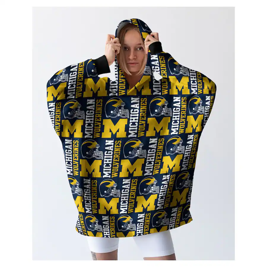 Michigan Wolverines Robe Pegasus Michigan Wolverines Homefield Repeat Logo Wearable Hooded ...