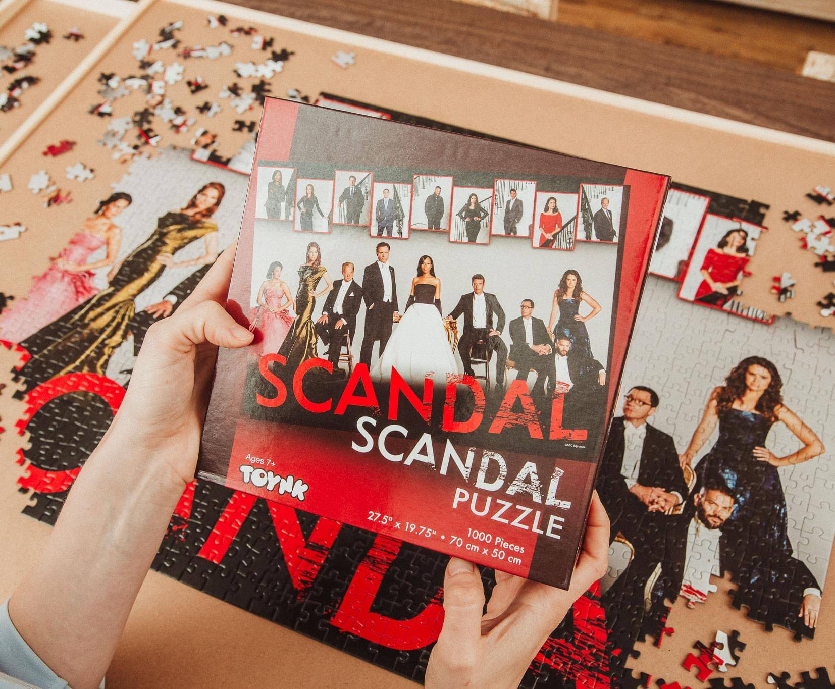 SCANDAL  
SCANDAL PUZZLE  
Ages 7+  
TOYVK  
27.5" x 19.75"  
70 cm x 50 cm  
1000 Pieces