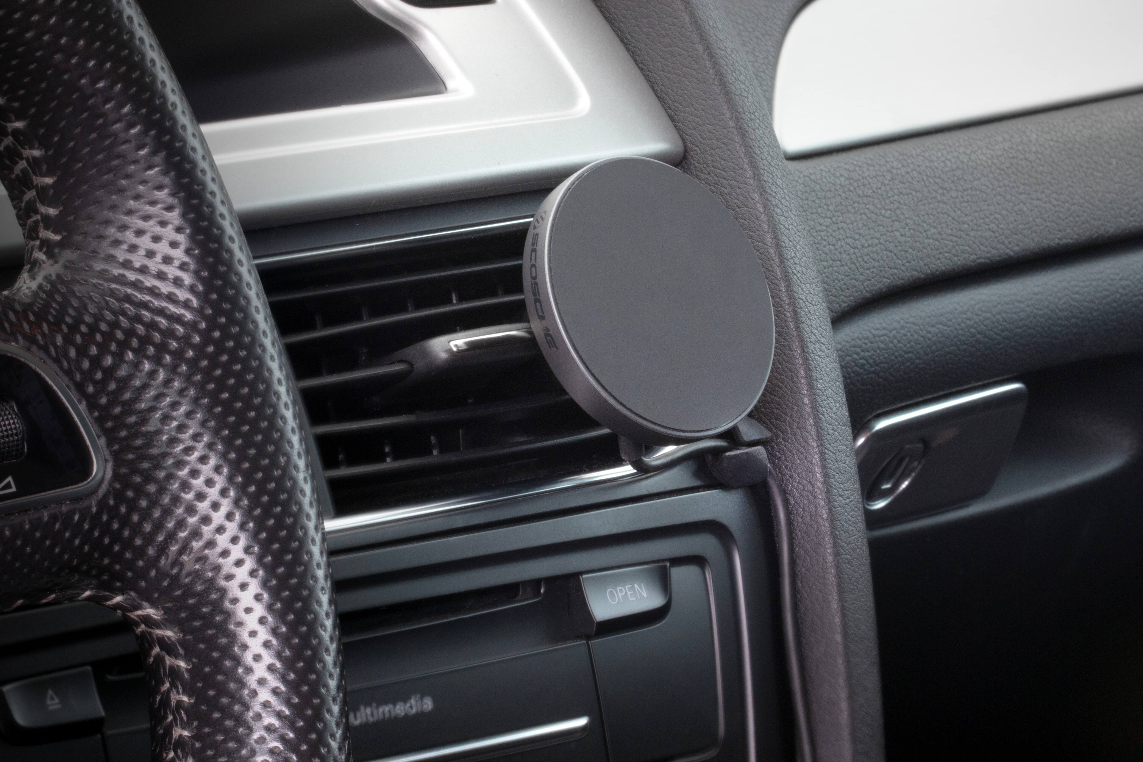 The text on the image reads "OPEN" and "ultimedia." However, the text is not grouped correctly. The correct grouping would be: "OPEN ultimedia."