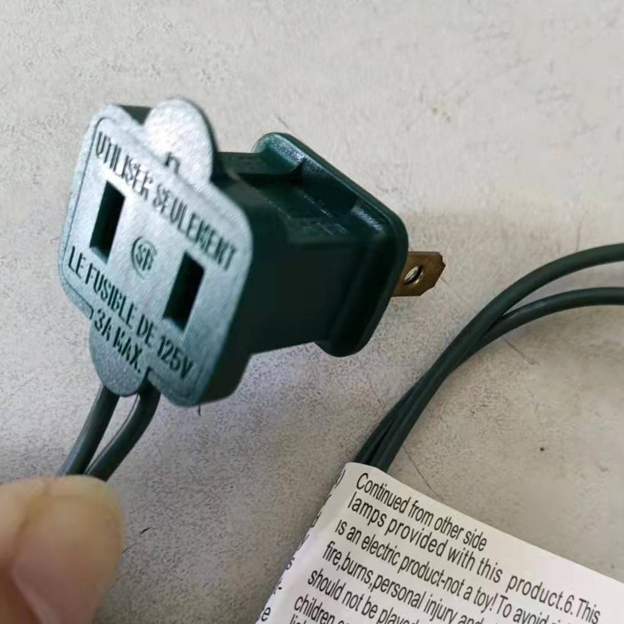 UTILISER SEULEMENT LE FUSIBLE DE 125V 3A MAX.

Continued from other side lamps provided with this product. 6. This is an electric product - not a toy! To avoid fire, burns, personal injury and children should not be played with this product.