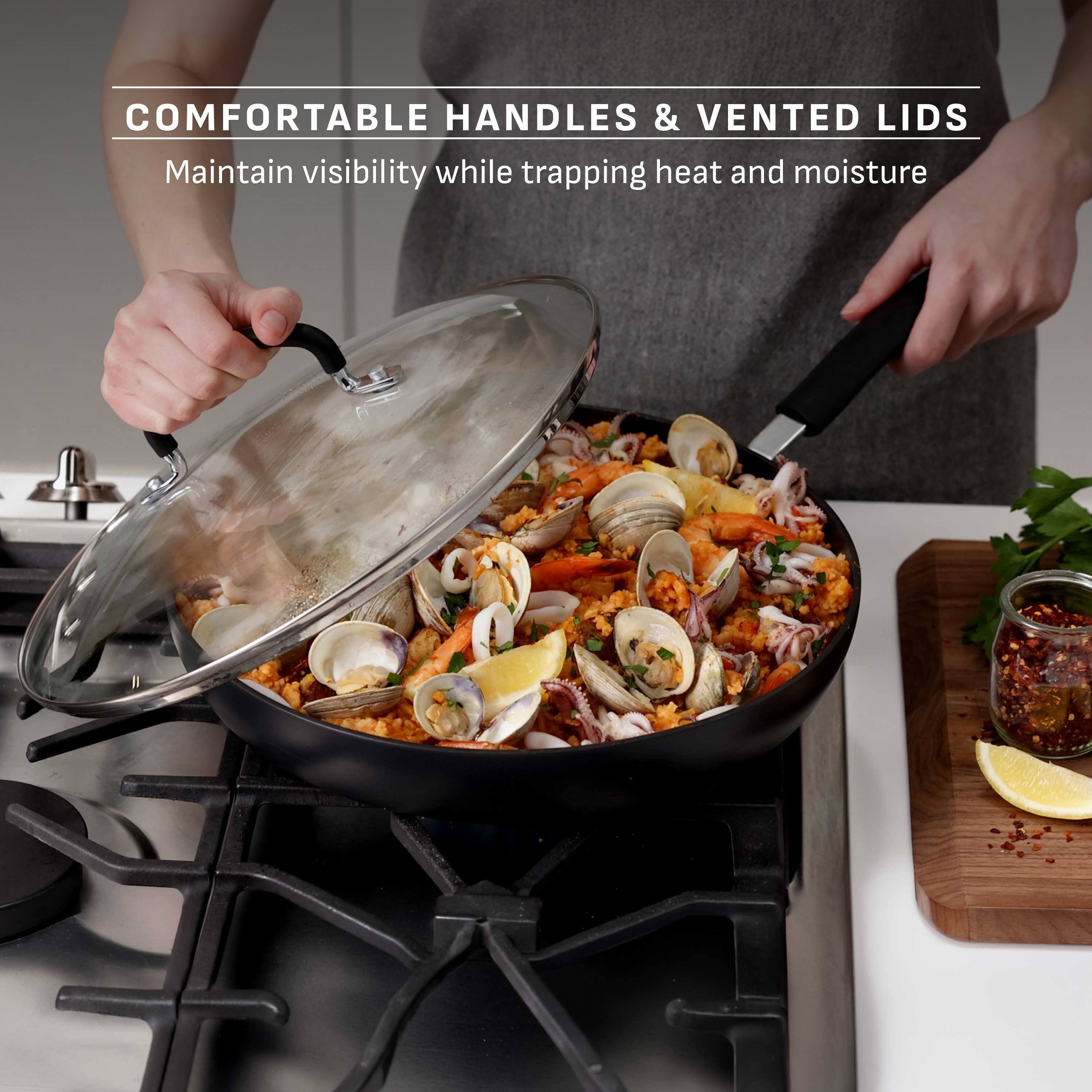 COMFORTABLE HANDLES & VENTED LIDS  
Maintain visibility while trapping heat and moisture