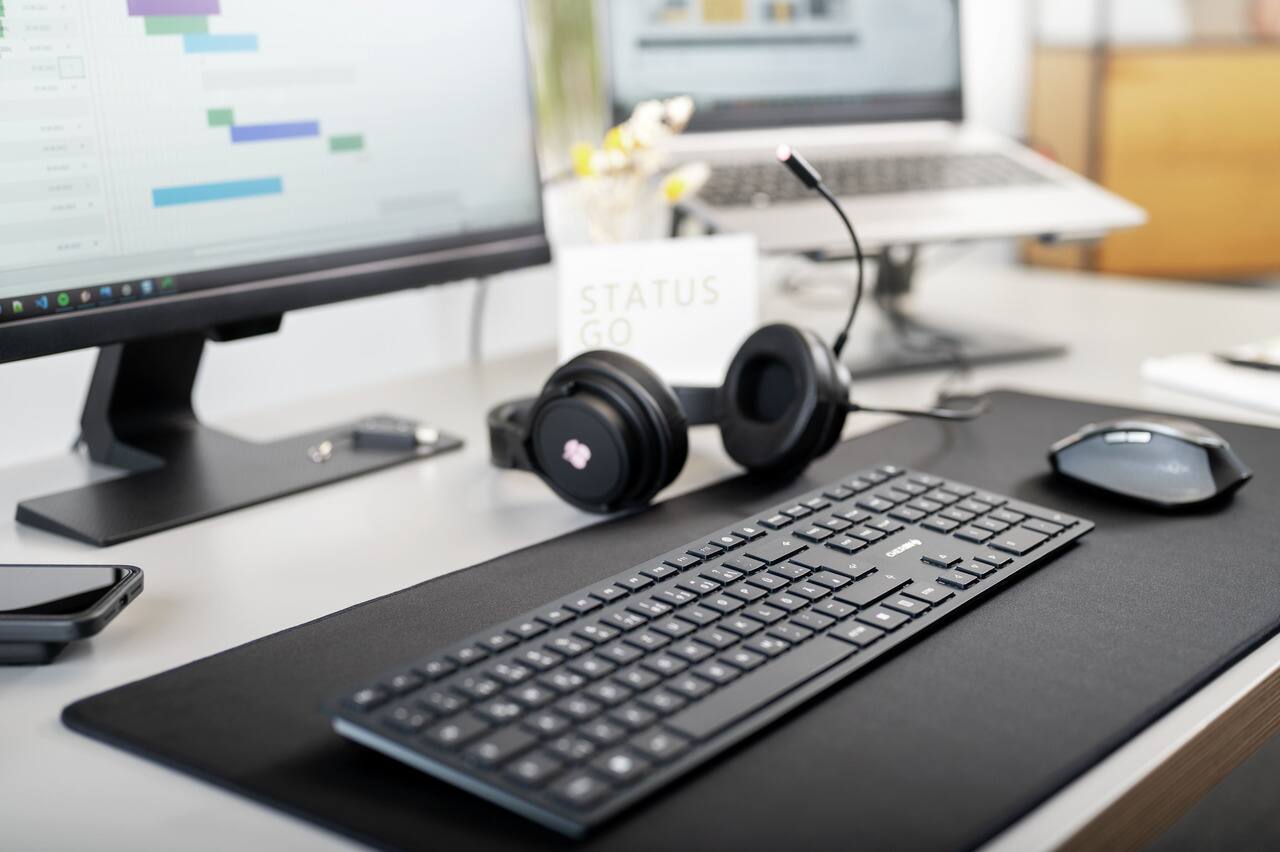 Back. CHERRY - SLIM Desktop Keyboard and ERGO Mouse - Black.