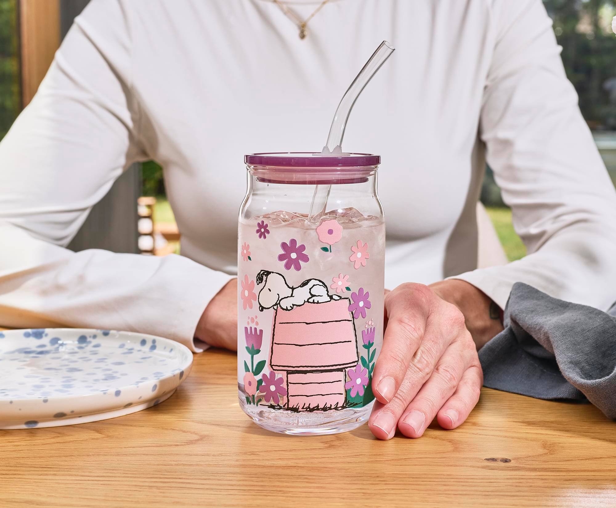 Alt View 6. Silver Buffalo - Peanuts Snoopy 16-Ounce Doghouse Flowers Glass Tumbler With Plastic Lid and Straw - Pink.