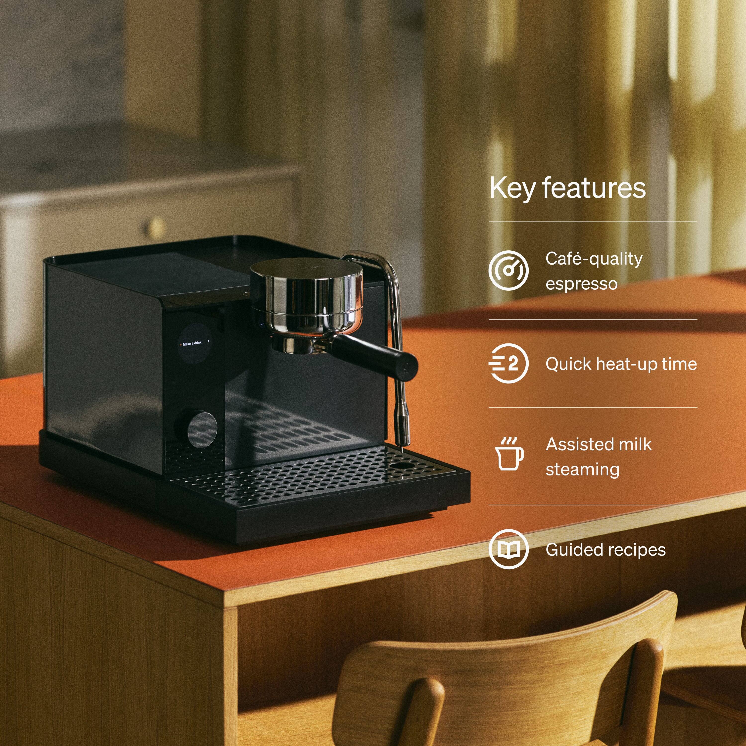 Key features:
- Café-quality espresso
- Quick heat-up time
- Assisted milk steaming
- Guided recipes