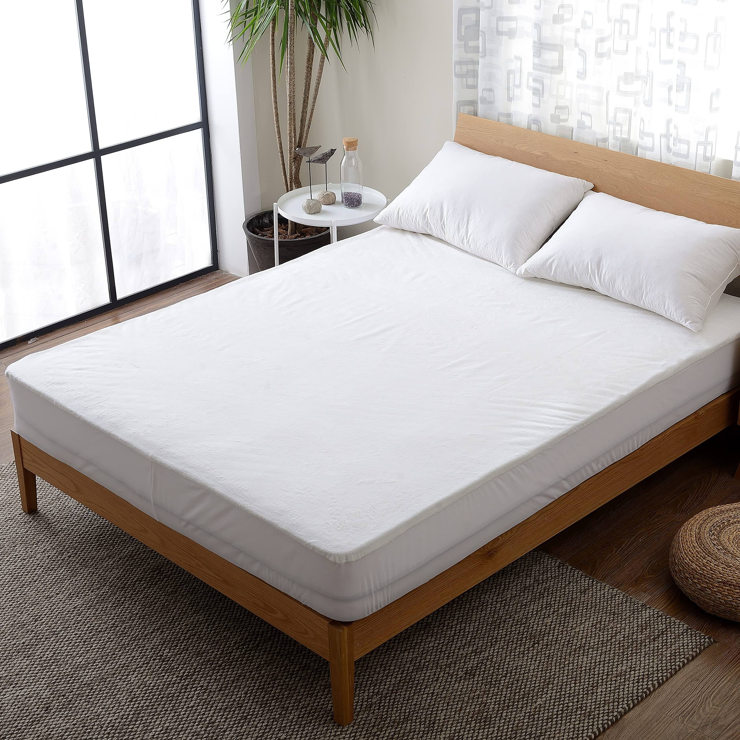 Angle. Cheer Collection - Velvet Plush Waterproof Mattress Protector - White.