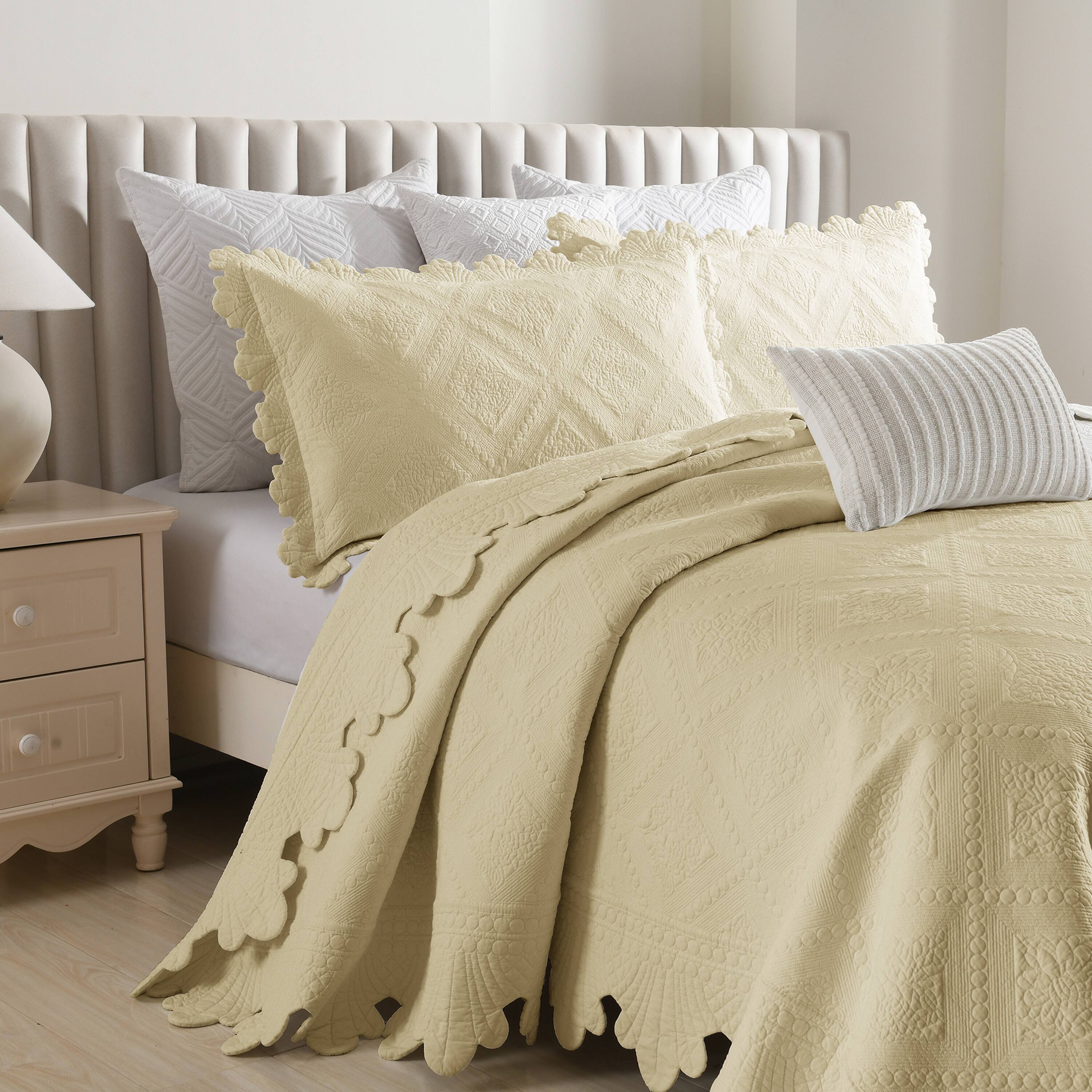 Left. MarCielo - Marcielo 3 Piece 100% Cotton Oversized Bedspread Lightweight Quilt Bedspread Set - Beige Khaki.