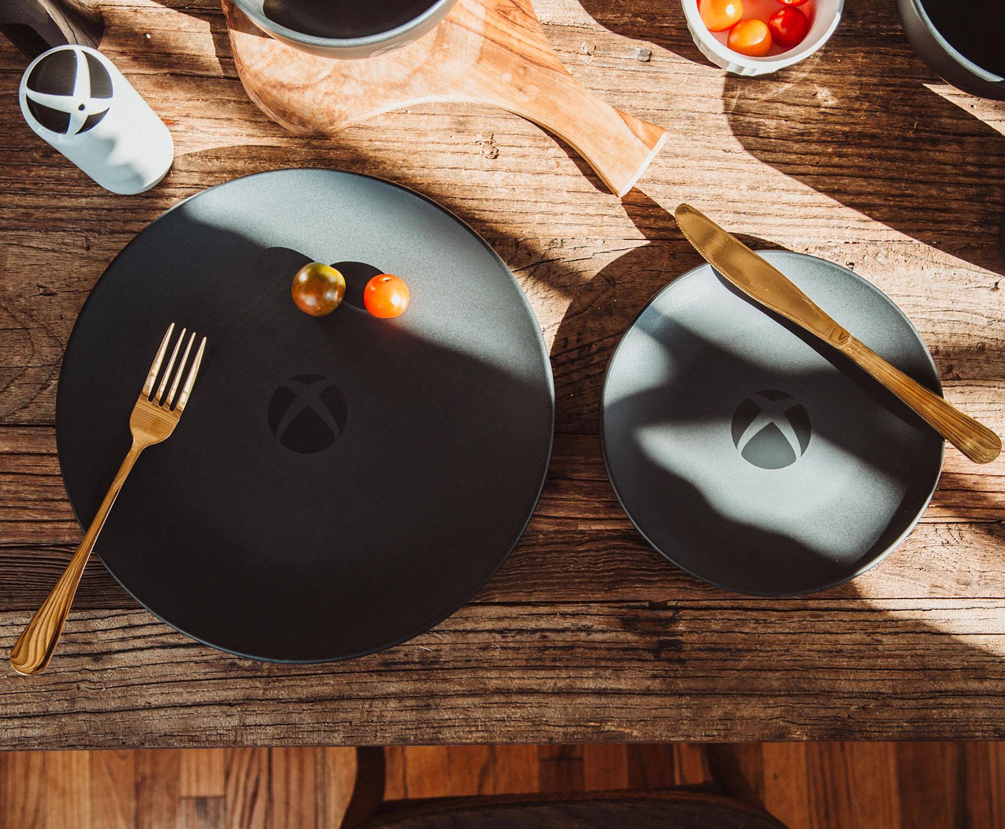 Alt View 2. Ukonic - Xbox Logo Matte Black 8-Piece Ceramic Dinnerware Set - Black.