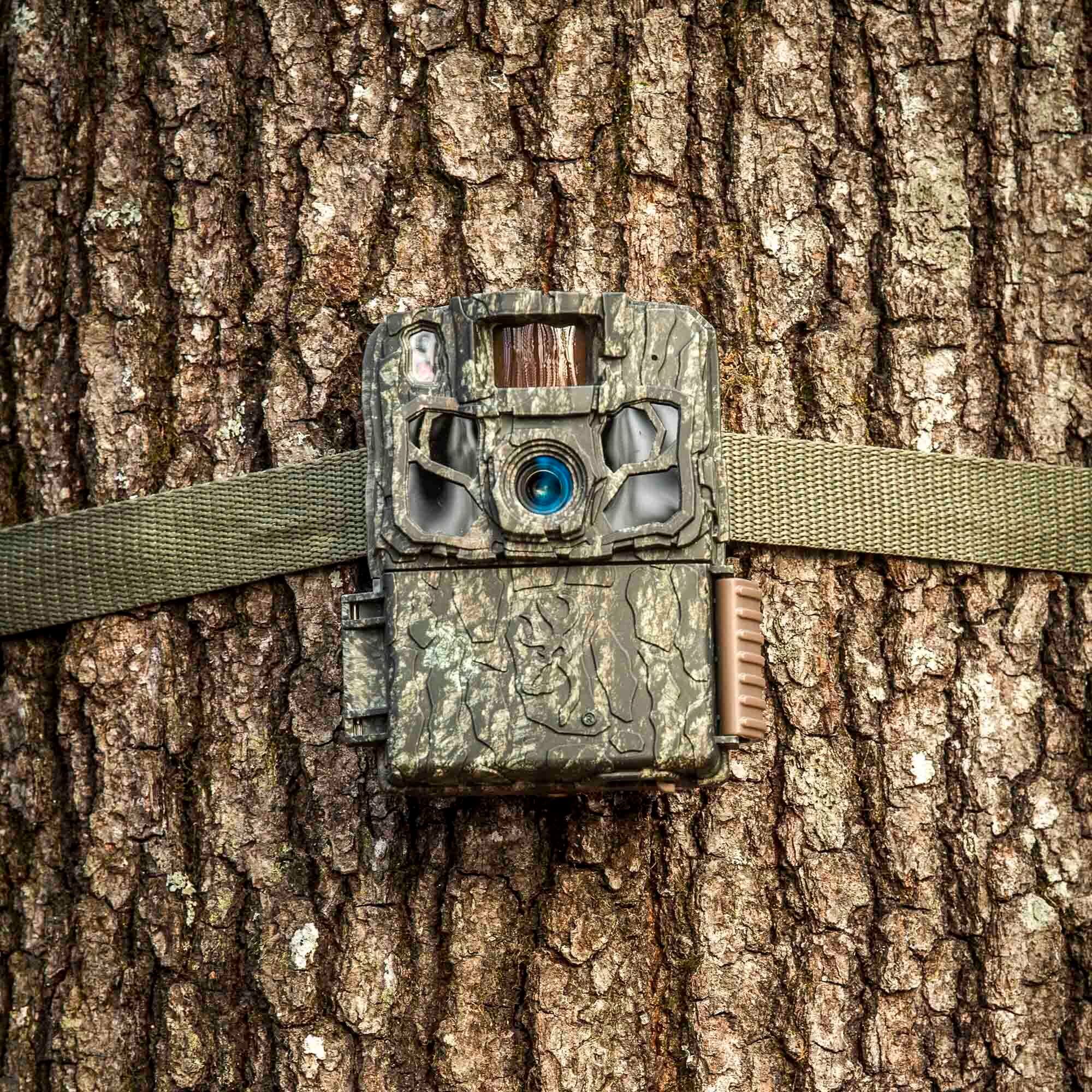 Left. Browning - Browning Trail Cameras - Dark Ops FHDR40 with 32GB Memory Card and Card Reader.