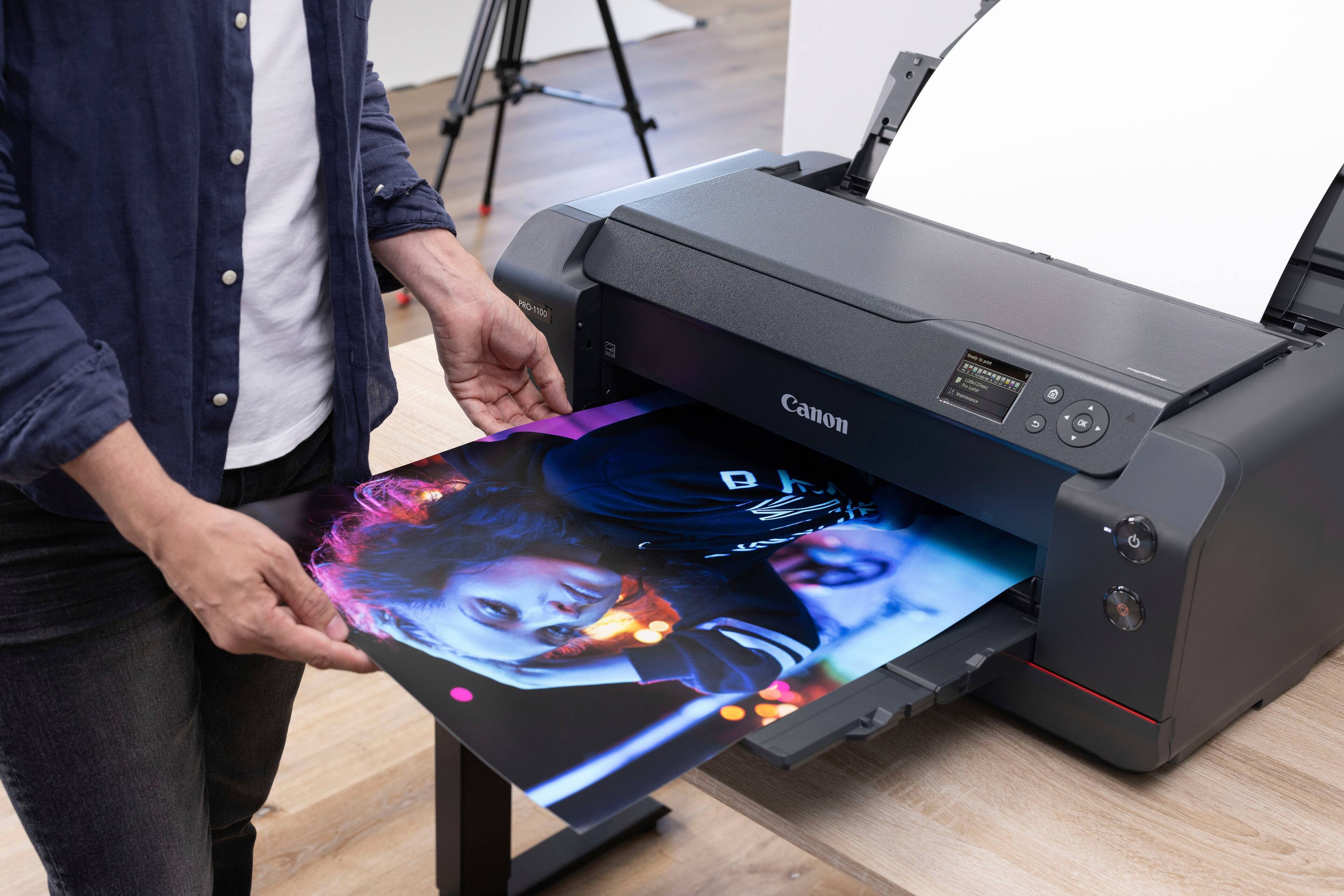 The text on the image reads "Canon B - okalaoukand - de- 3 - U 0 OE." However, the text is not coherent or meaningful. It is not possible to group or correct the text without more context or information.