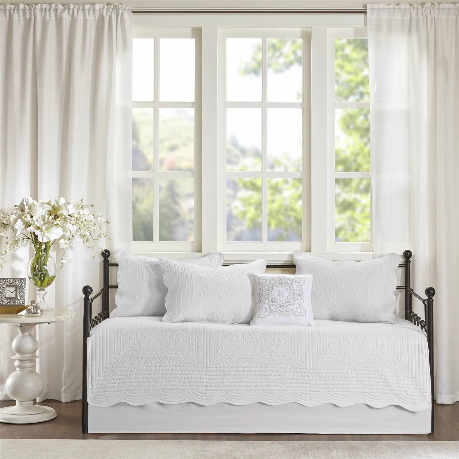 Angle. Hivvago - 6-Piece Farmhouse White Daybed Cover Bedding Set with Scalloped Edges - White.
