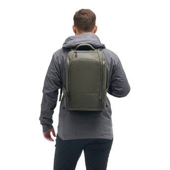14l laptop backpack Nomatic (Navy, 20L) and adaptable carrying options so you can move from city streets to airport gates effortlessly Nomatic Travel Pack 14L Olive