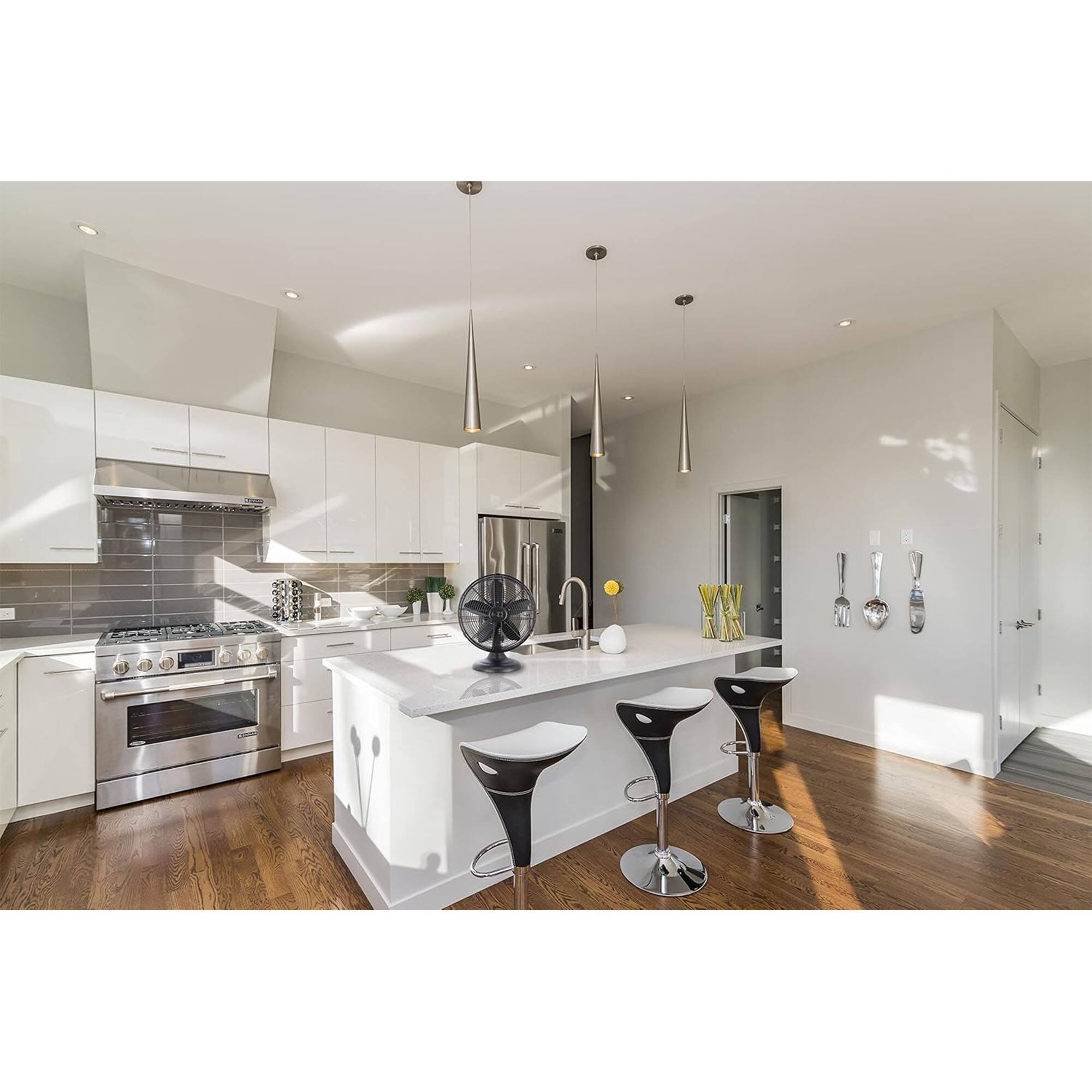 Alt View 3. Good Housekeeping - Good Housekeeping All-Metal Oscillating Retro Desk Fan, 12 Inch, Breezewave - Breezewave.