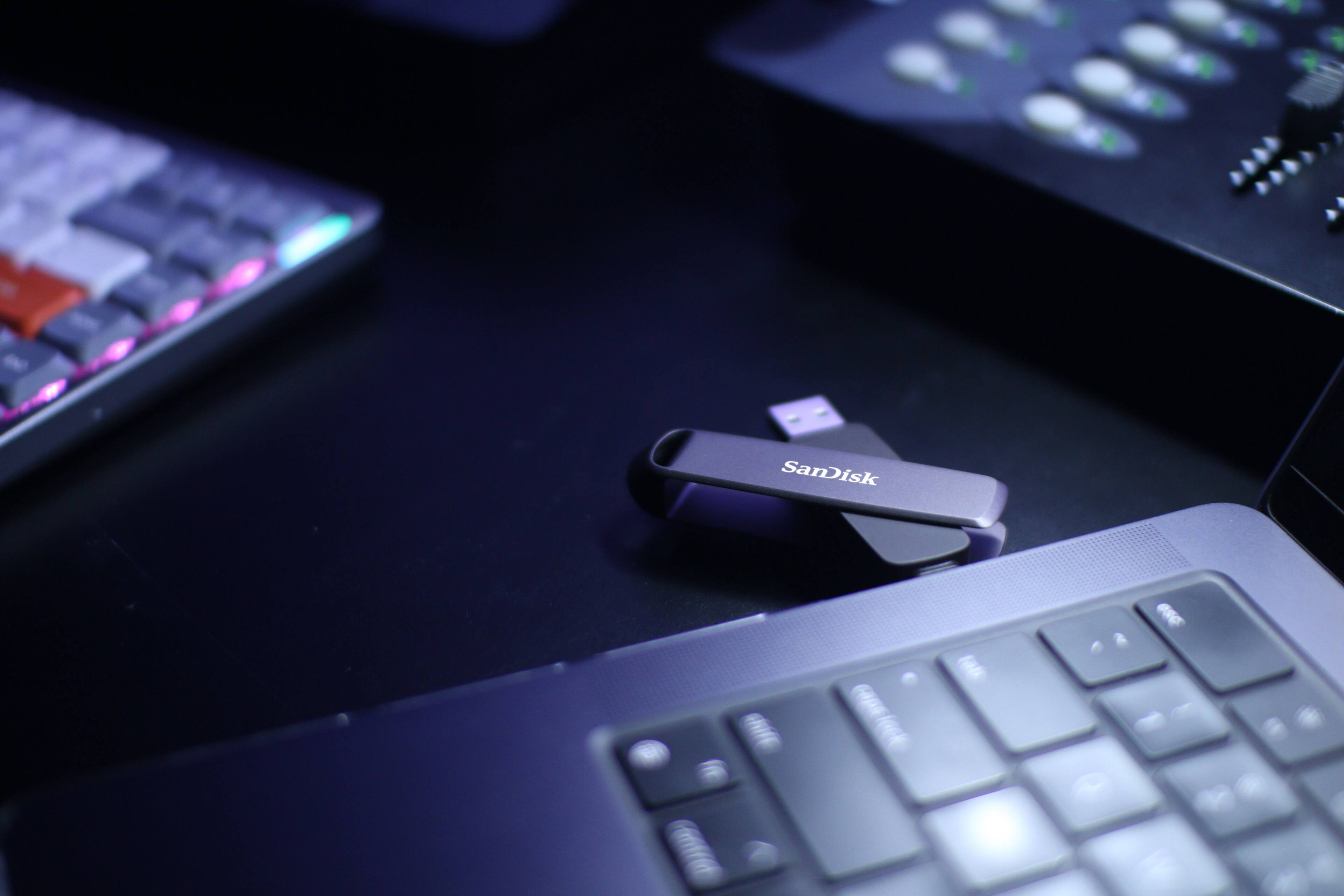 Alt View 5. SanDisk - Extreme PRO 1TB Dual Drive High-Performance USB Type-A and USB Type-C Flash Drive - black.