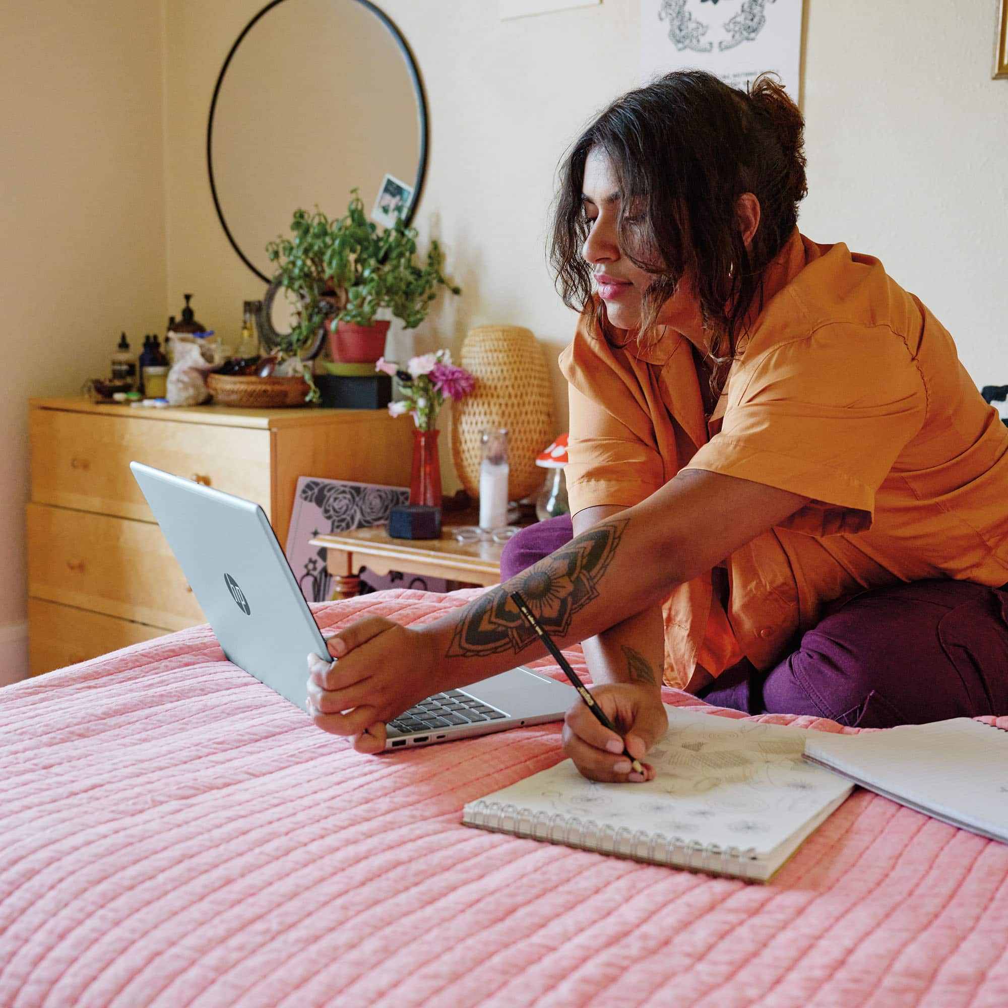 Alt View 8. HP - 15.6" Full HD Laptop - AMD Ryzen 7 5825U 2022 - 16GB Memory - 1TB SSD - Natural Silver.