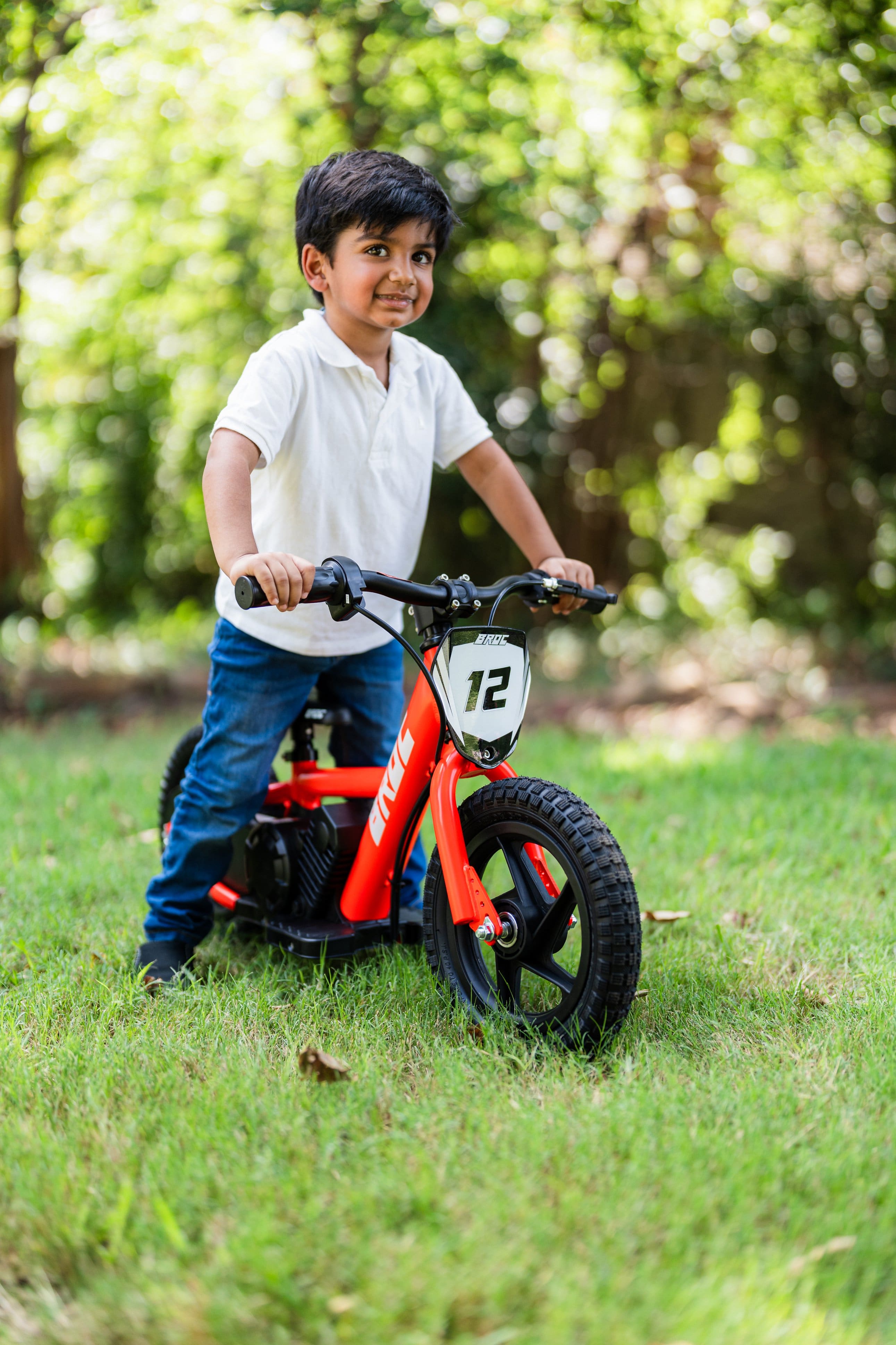 The text on the image reads "BRDE 12 G BRE!", which is likely a reference to the boy's favorite team or a personal message.