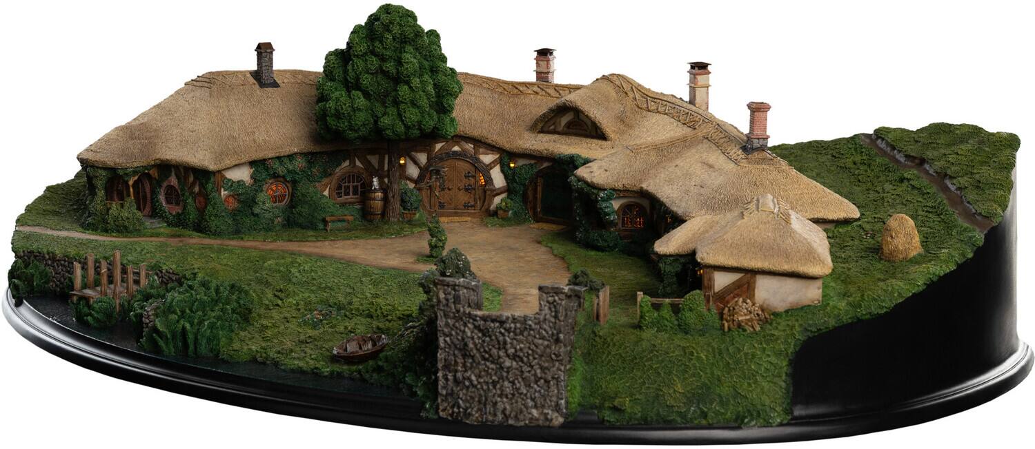 Alt View 2. Weta Workshop - Weta Workshop Limited Edition Polystone - The Lord of the Rings Trilogy - The Green Dragon Inn - COLLECTIBLES - Multicolor.