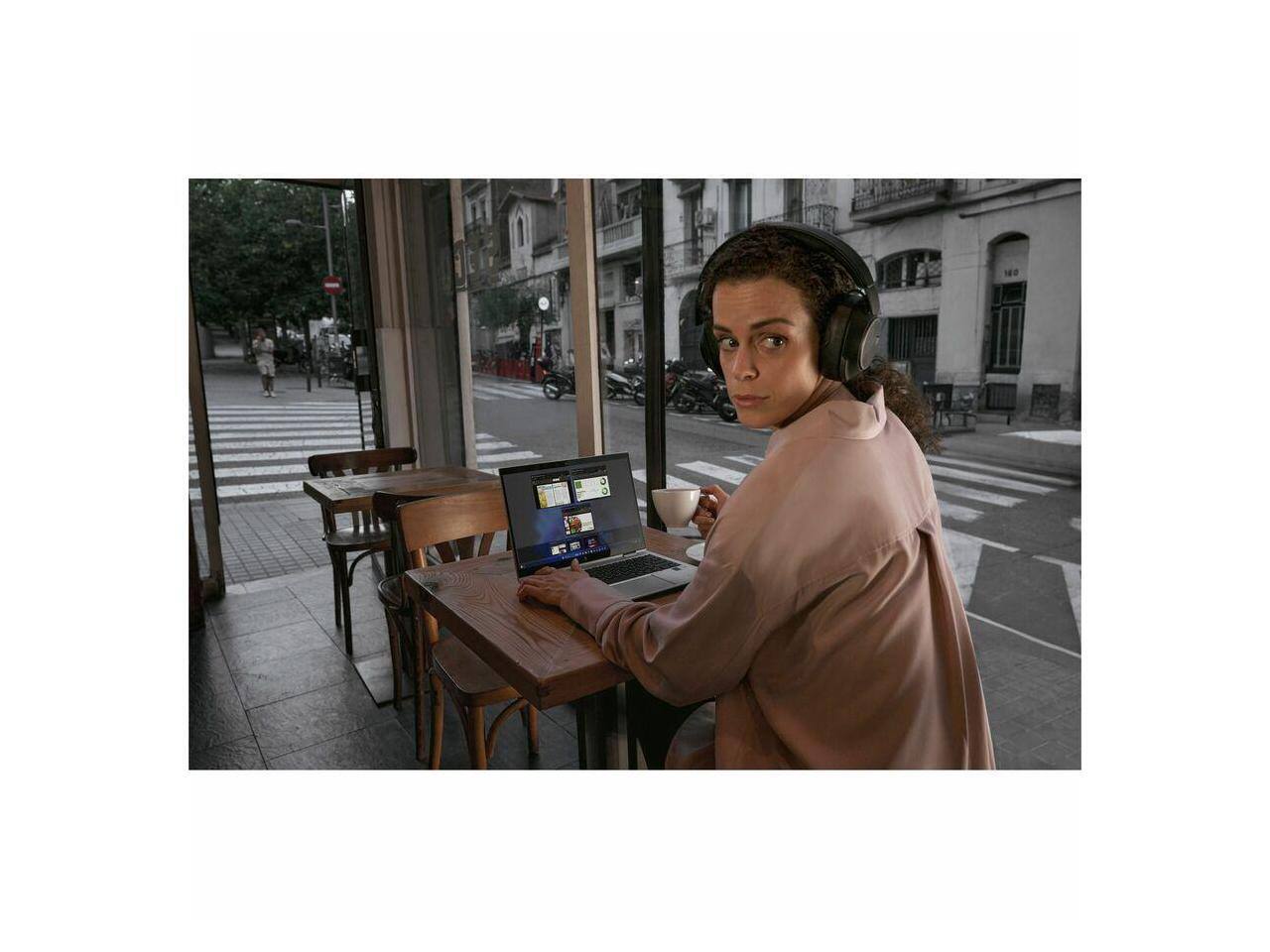 Alt View 4. HP - HP EliteBook 6 G1q 14" Copilot+ PC - Snapdragon X Plus - 16 GB - 512 GB SSD - Windows 11 Pro - Meteor Silver.