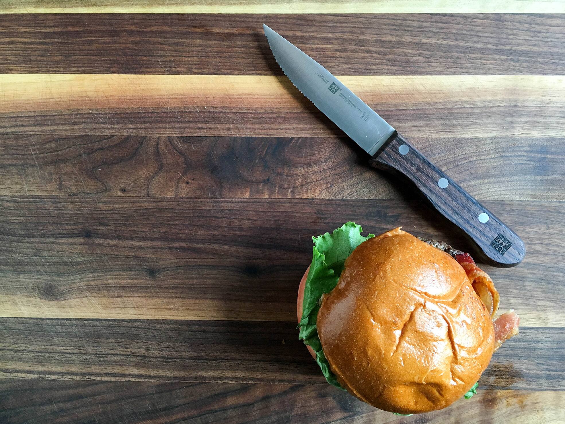 The text on the knife blade reads:

"AM2
i
5Y9"