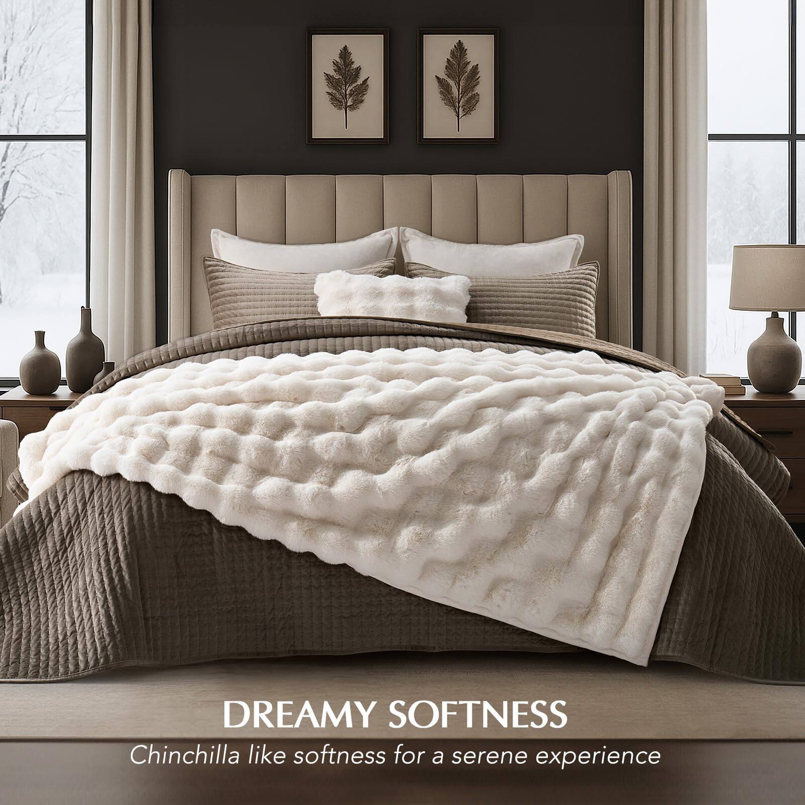 DREAMY SOFTNESS  
Chinchilla like softness for a serene experience