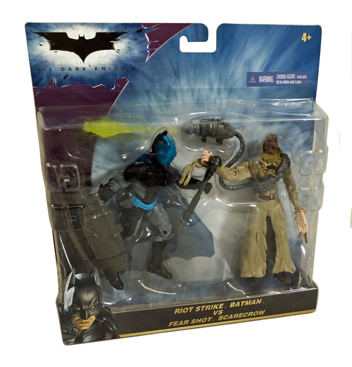 4+  
THE DARK KNIGHT  
WARNING: CHOKING HAZARD - Small parts. Not for children under 3 years.  
RIOT STRIKE BATMAN vs FEAR SHOT SCARECROW