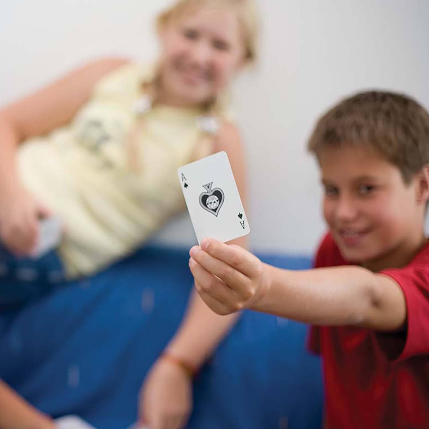 Alt View 2. 4M - 4M: KidzLabs Magic Kit - Learn 12 Magic Tricks, Sleight of Hand Set.