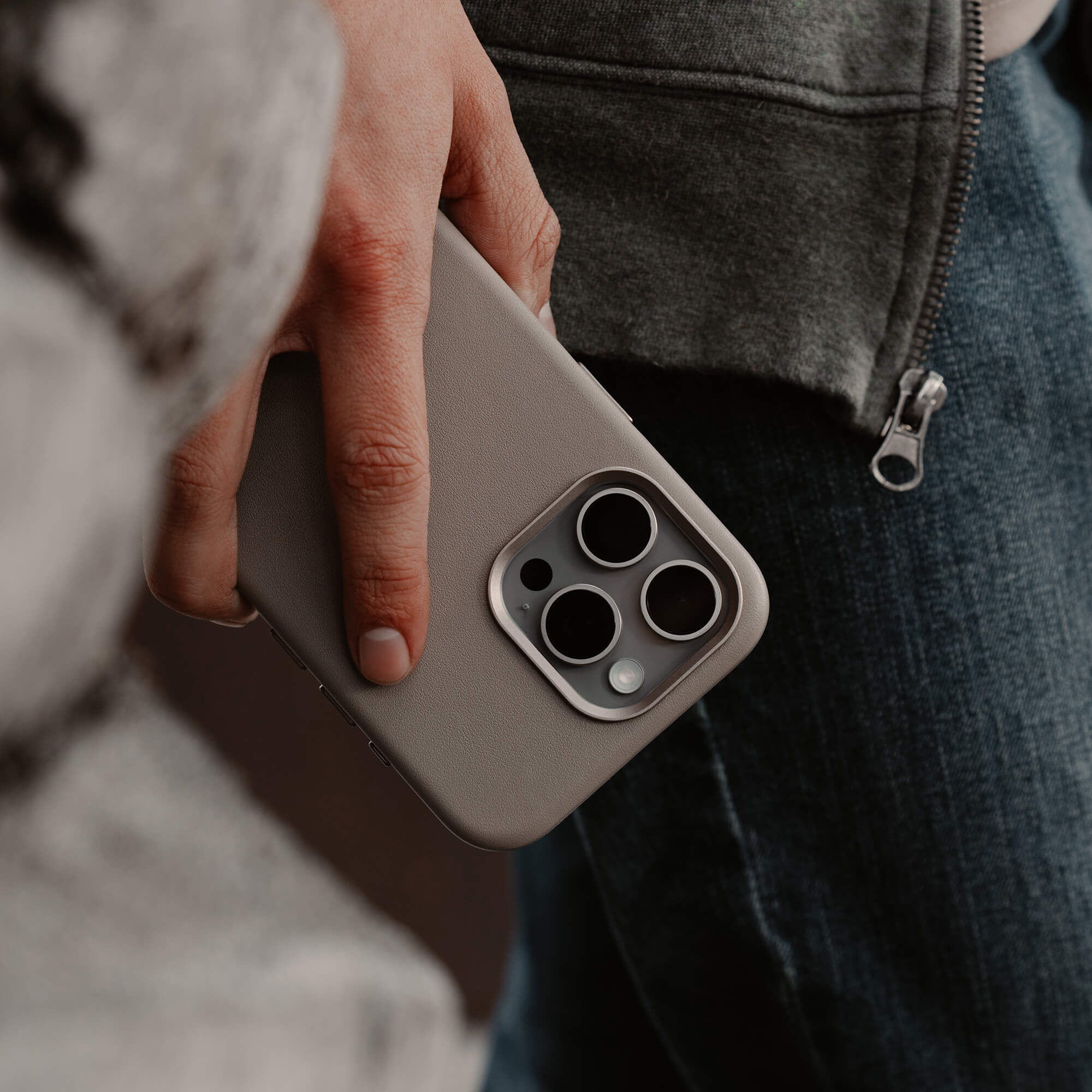 Left. SANDMARC - Minimal Leather Case - iPhone 16 Pro Max - Sand - beige.