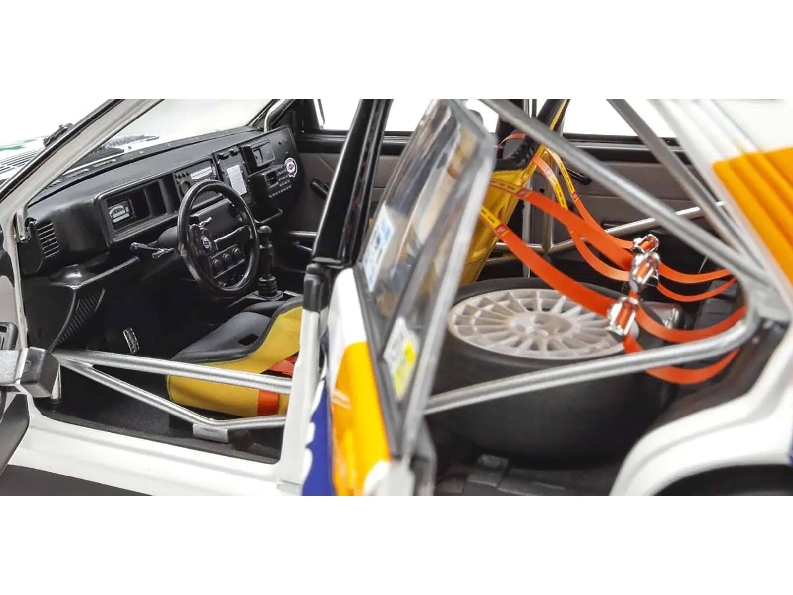 Left. Kyosho - Lancia Delta HF Integrale Evoluzione #2 Carlos Sainz - Luis Moya Jolly Club Tour de Corse - Rallye de France (1993) 1/18 - Multicolor.